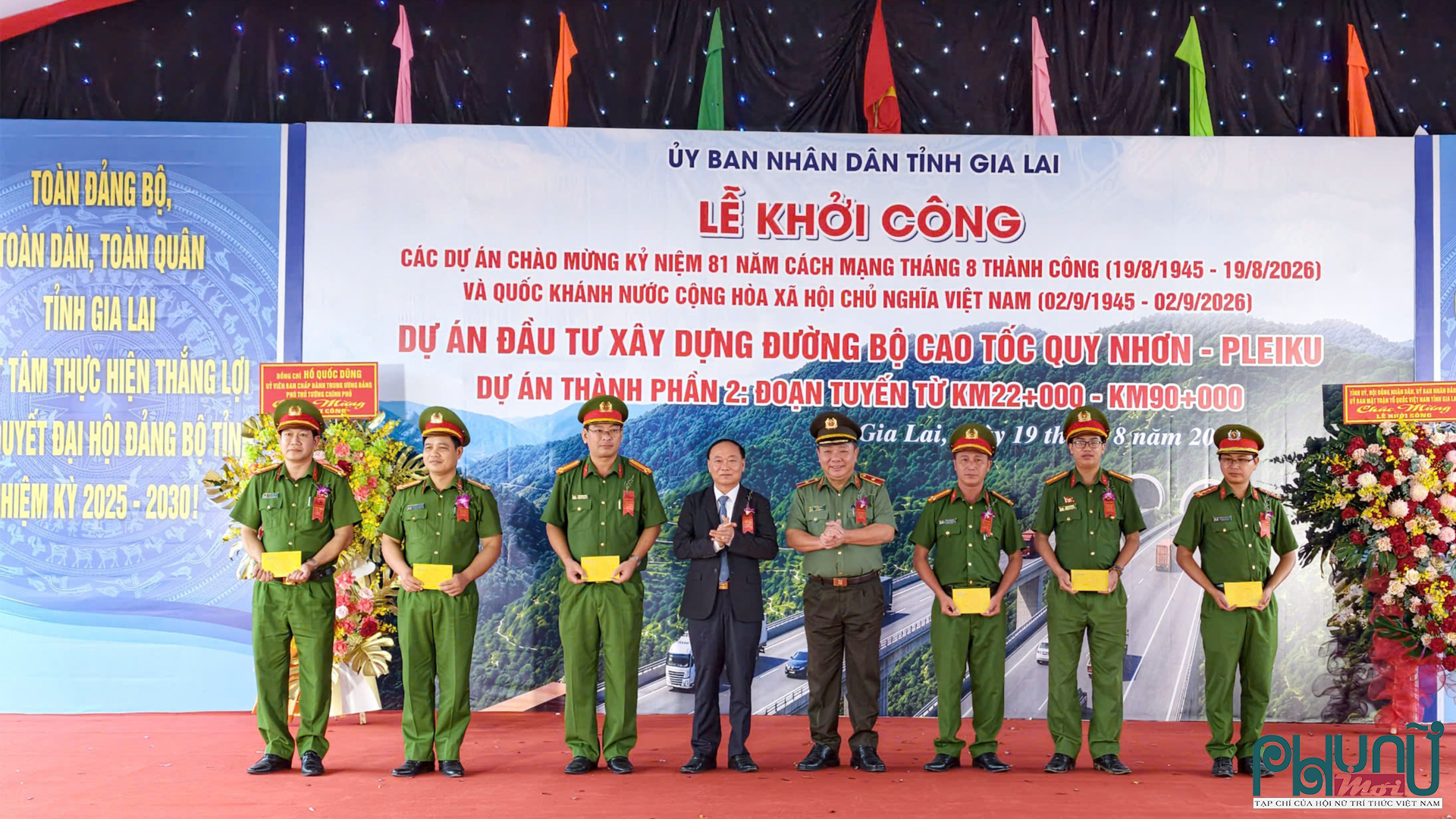 Bí thư Tỉnh ủy Gia Lai Thái Đại Ngọc cùng Lãnh đạo Công an tỉnh tặng quà cho Công an xã ĐắkPơ Nhân Kỷ niệm 81 năm truyền thống Công an nhân dân.