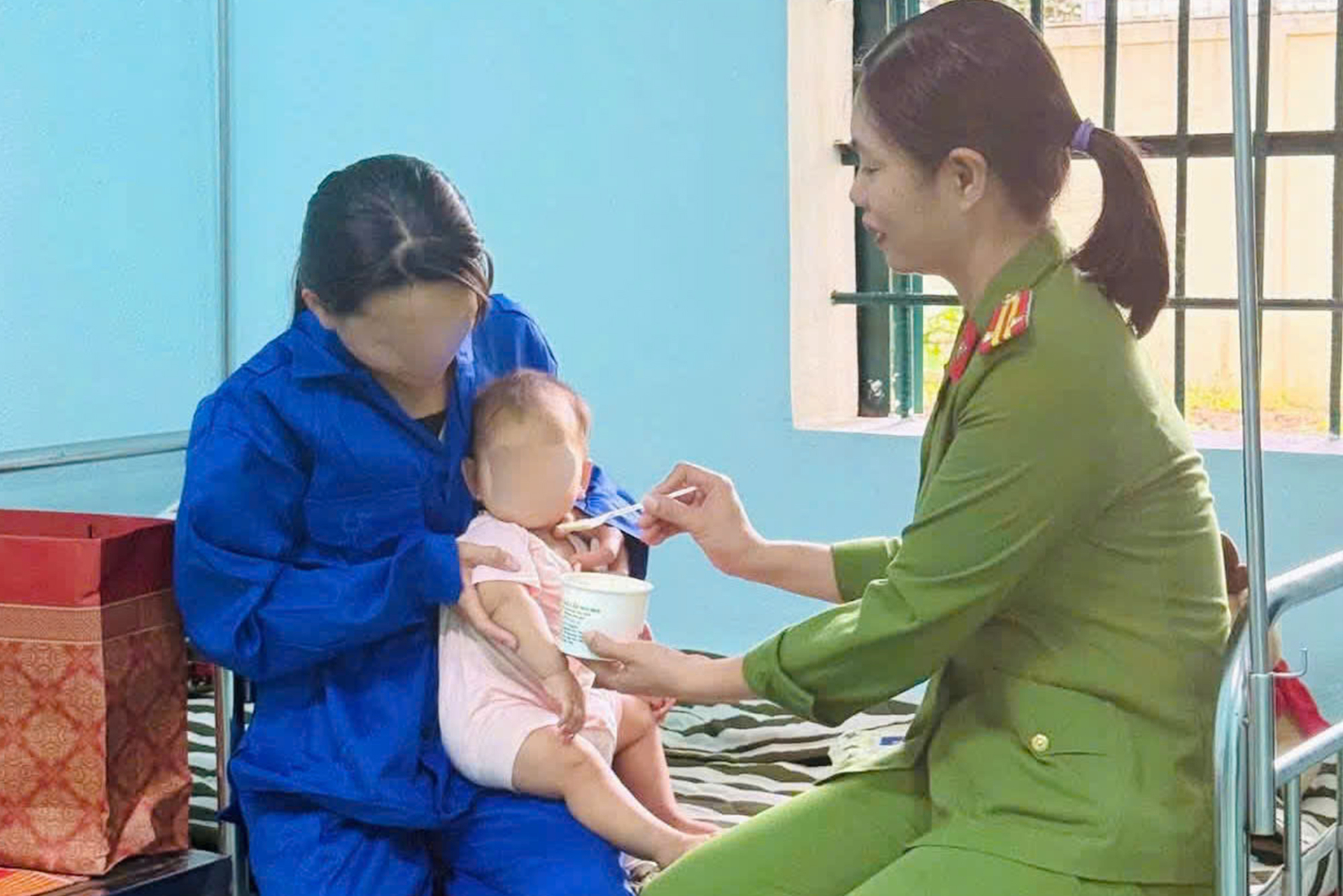 Hội phụ nữ Công an tỉnh Quảng Ngãi dành cho những nữ phạm nhân đang nuôi con nhỏ tại Trại Tạm giam số 1.