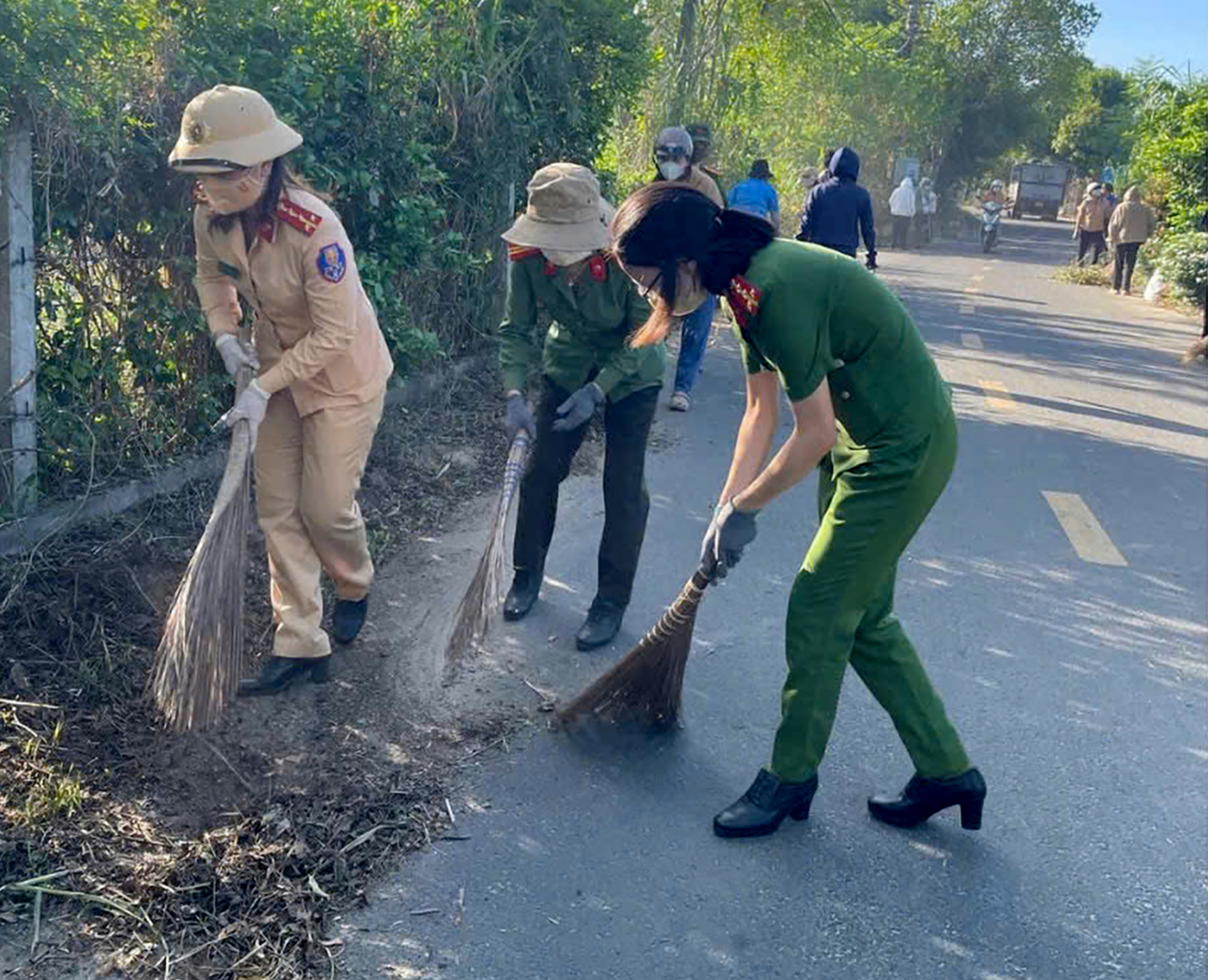 Hội Phụ nữ Công an tỉnh Quảng Ngãi phối hợp với Hội Liên hiệp Phụ nữ xã An Phú ra quân dọn vệ sinh môi trường trên các tuyến đường liên thôn.