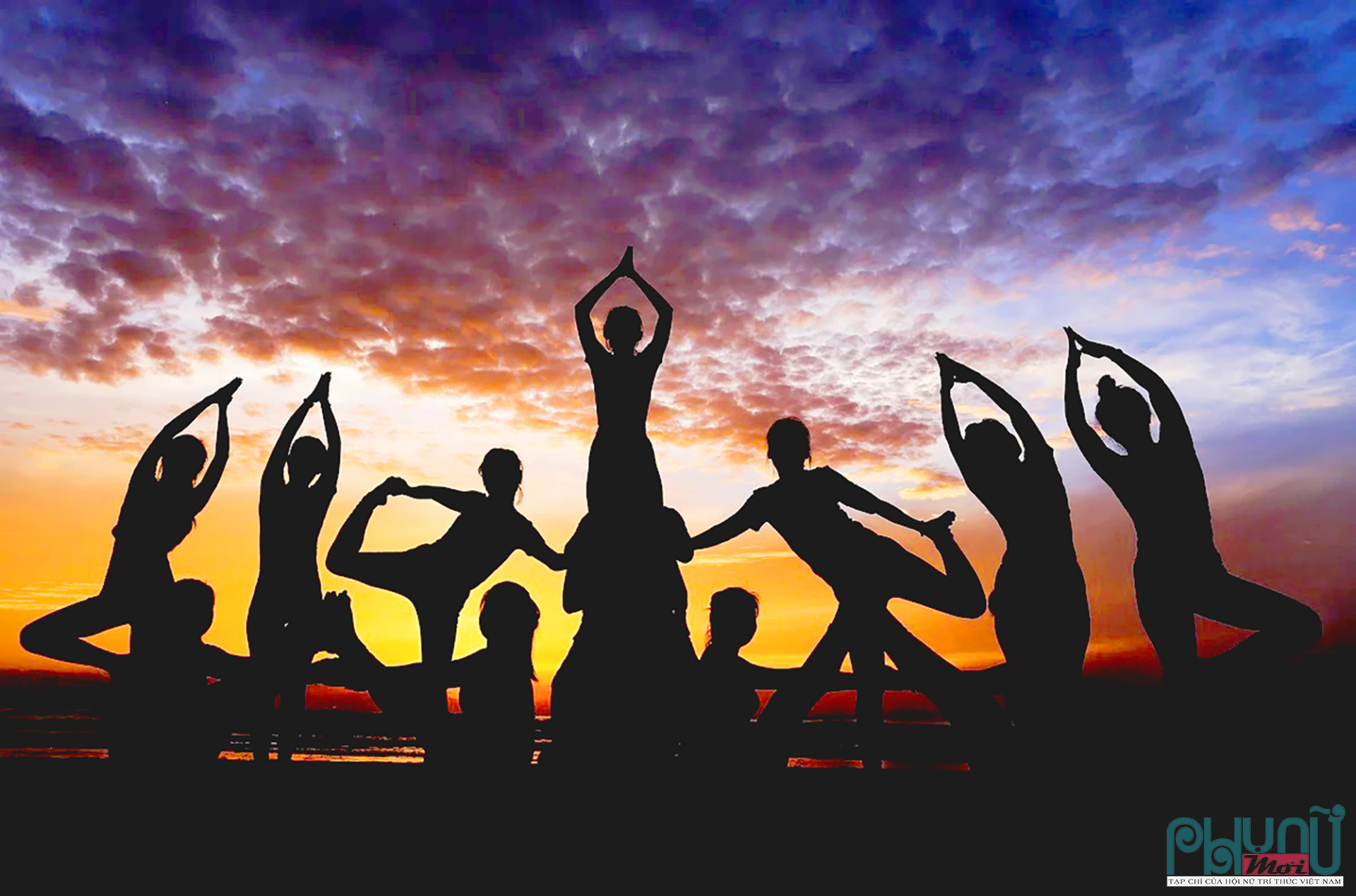Vũ Duyên cùng các vận động viên tập Yoga ở bãi biển Mỹ Khê.