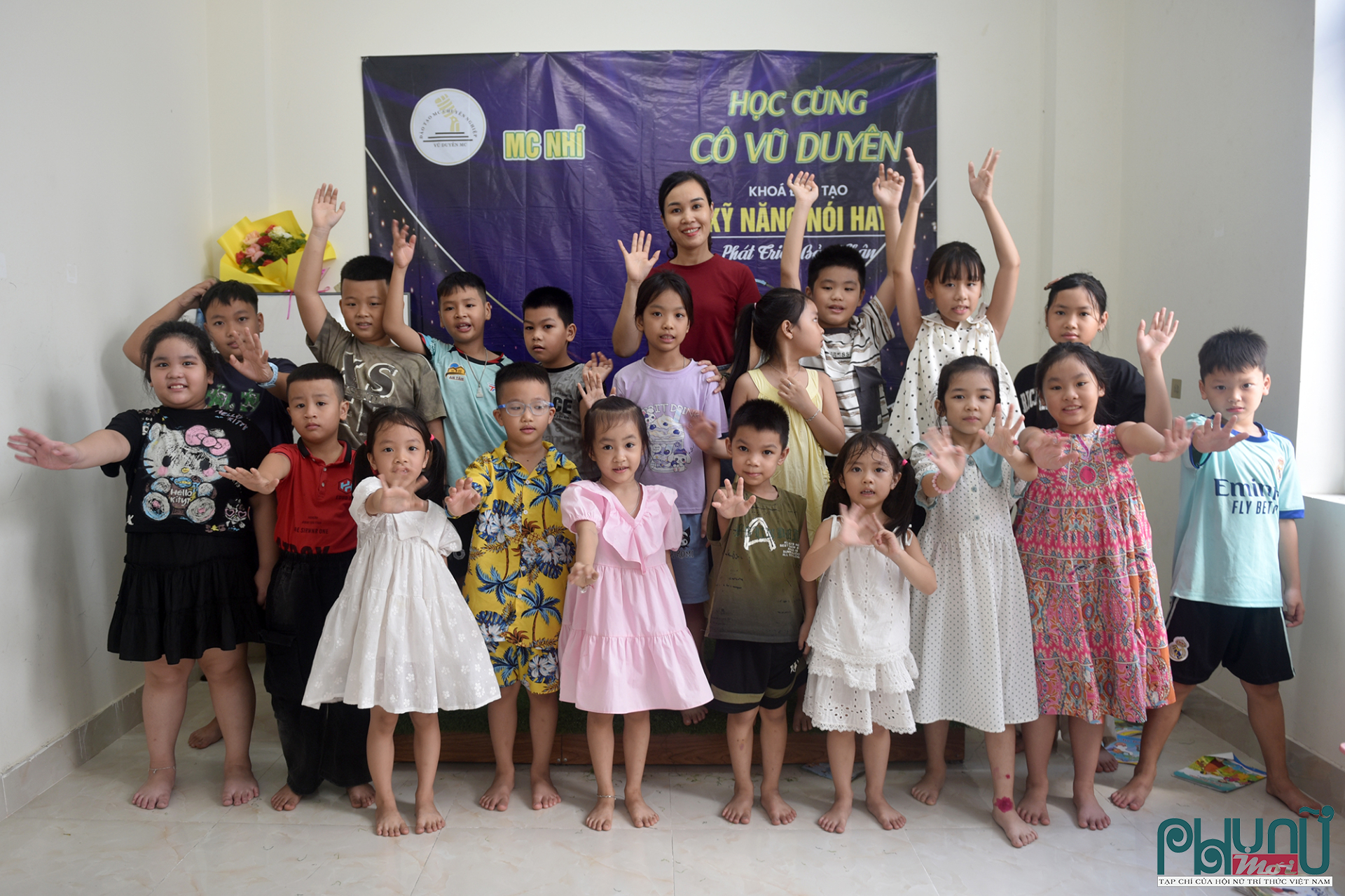 Cô giáo Vũ Duyên đào tạo MC nhí ở phường Cẩm Thành, tỉnh Quảng Ngãi.