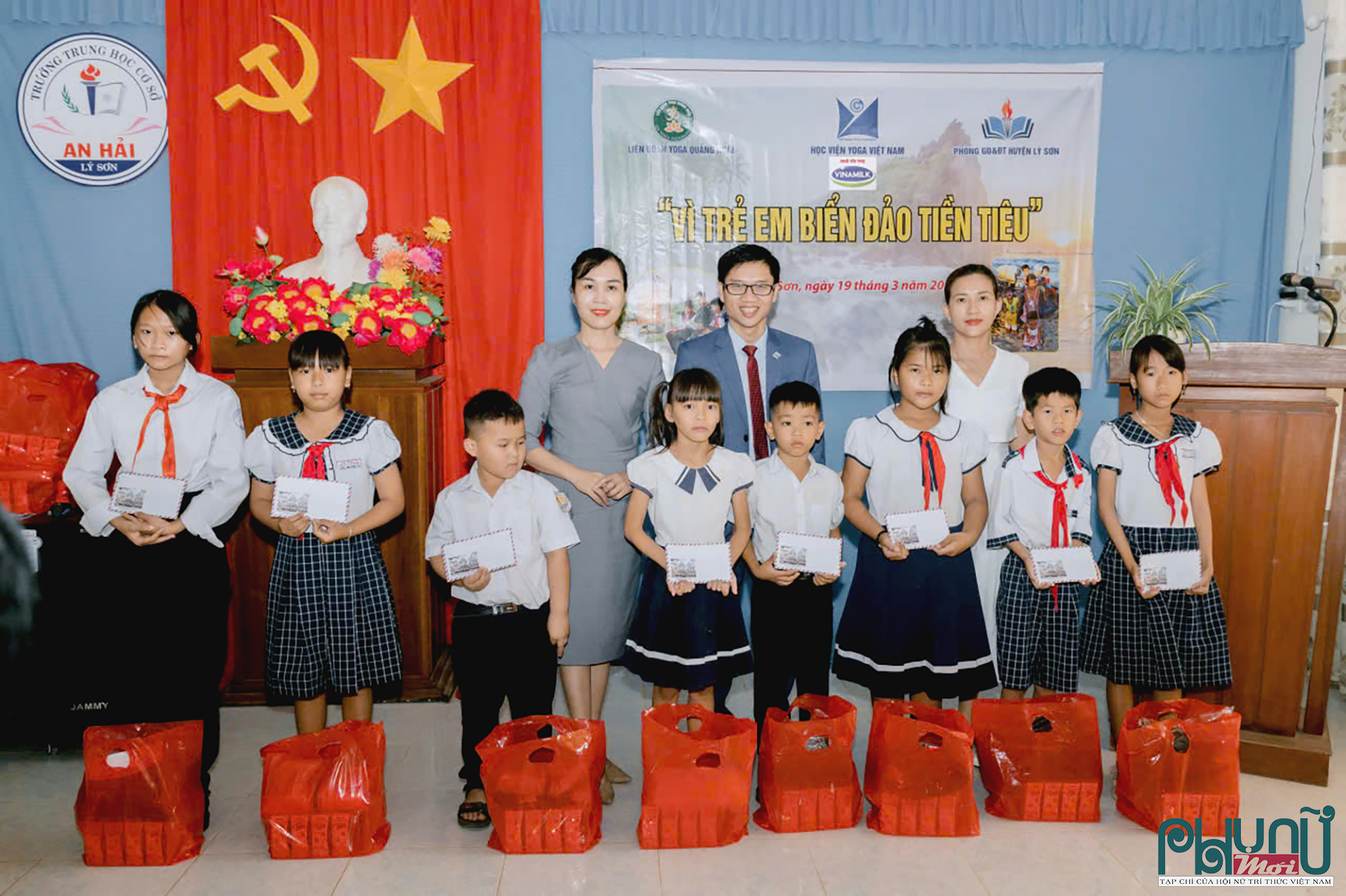 Hàng năm, cô giáo Vũ Duyên tham gia nhiều chương trình an sinh xã hội ở nhiều địa phương trên địa bàn Quảng Ngãi.