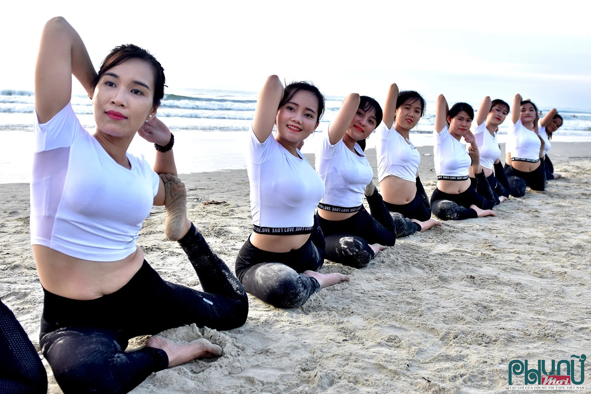Cô giáo Vũ Duyên (đầu tiên) cùng các vận động viên tập Yoga ở bãi biển Mỹ Khê, xã Tịnh Khê, tỉnh Quảng Ngãi.