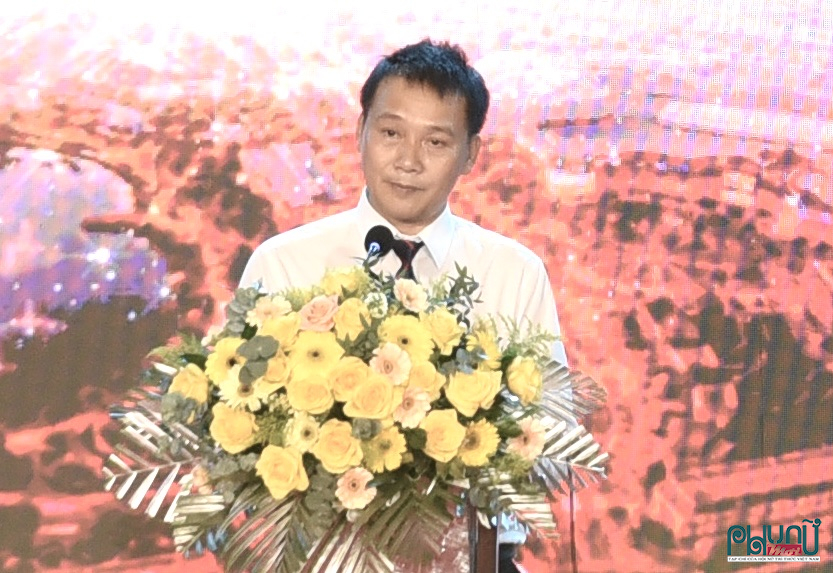 Ông Đỗ Ngọc Tây, Phó Bí thư Đảng ủy, Chủ tịch UBND xã Tư Nghĩa phát biểu trong đêm Hội thi.