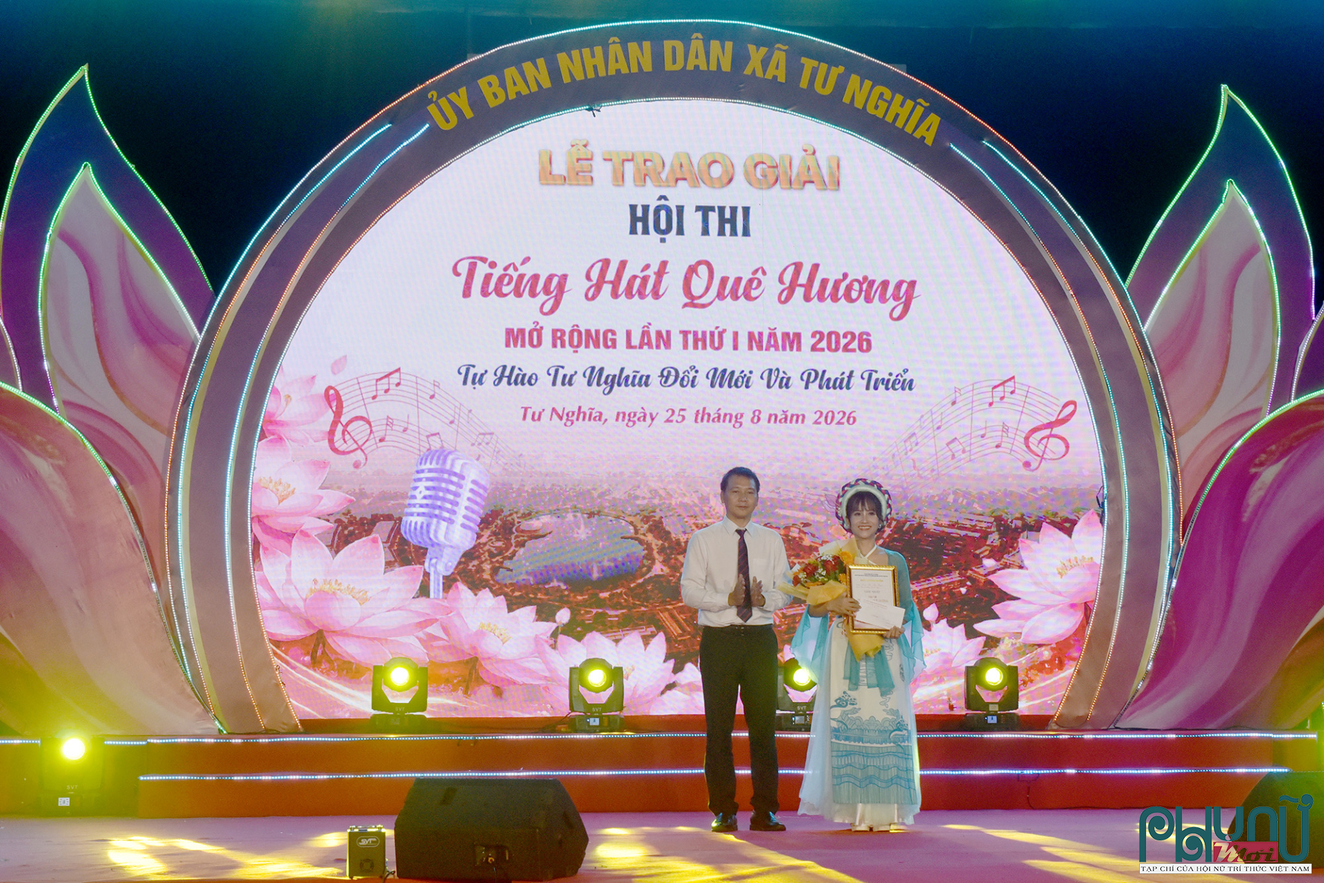 Ban Tổ chức đã trao giải Nhất cho thí sinh Trần Thị Mỹ Hạnh, thôn La Châu, xã Tư Nghĩa.