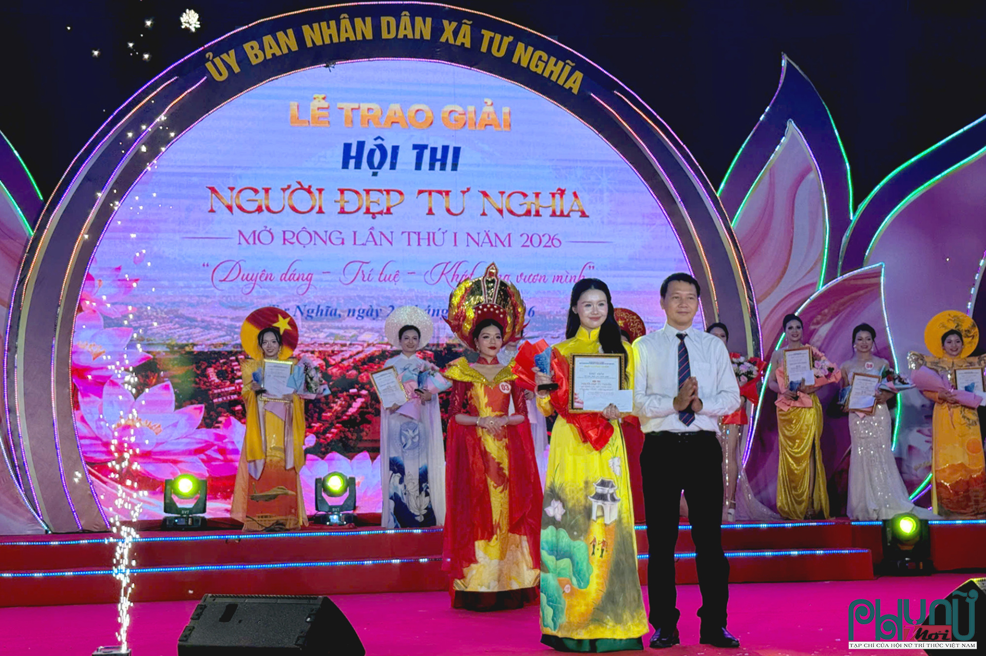 Ông Đỗ Ngọc Tây, Chủ tịch UBND xã Tư Nghĩa trao giải Nhì cho Nguyễn Ngọc Phương Ly ở thôn Vạn An 1, xã Tư Nghĩa.