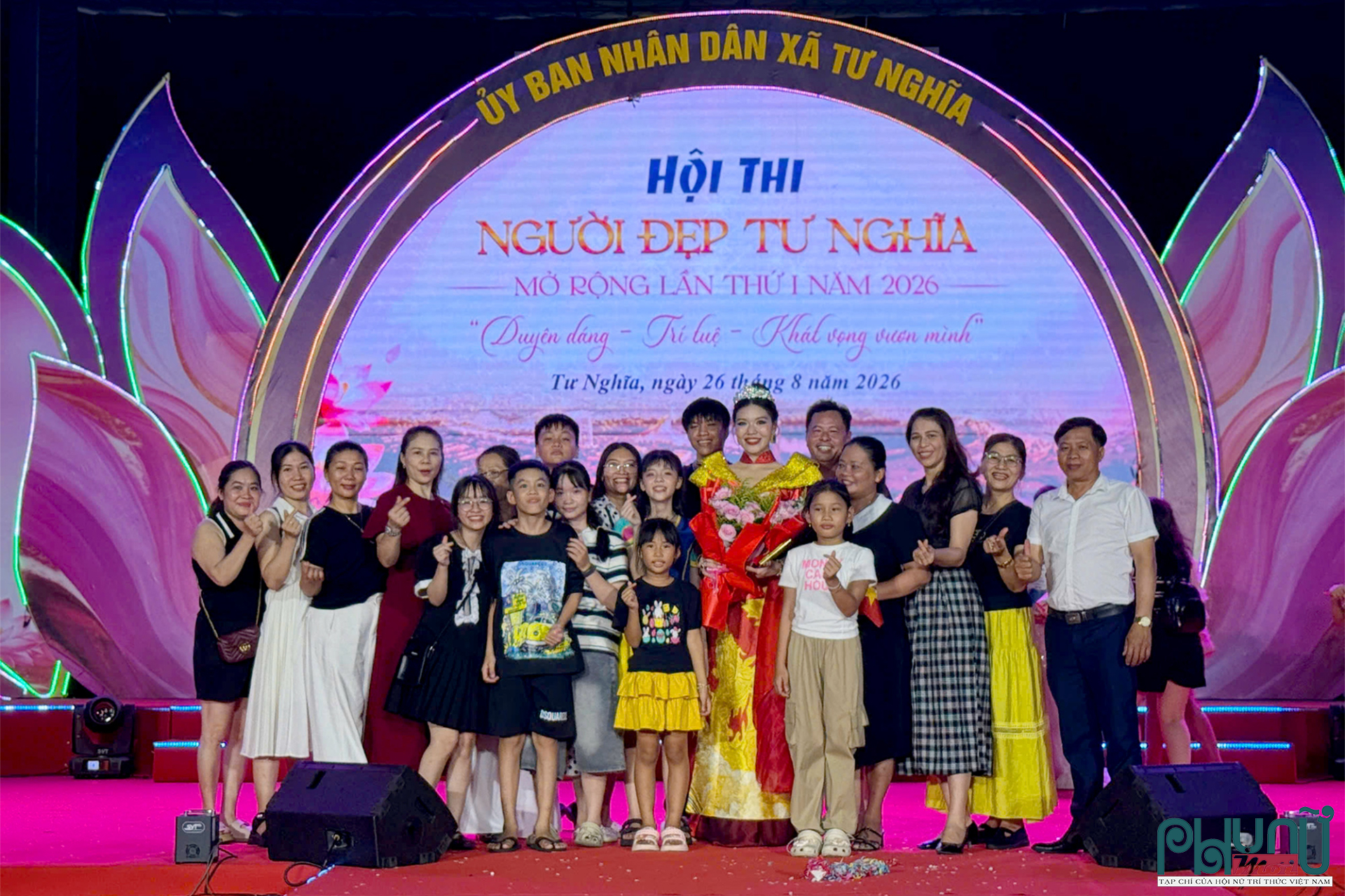 Người dân chụp ảnh lưu niệm với thí sinh Lê Tuyết Nhi ở thôn An Bình, xã Tư Nghĩa đạt giải nhất cuộc thi.