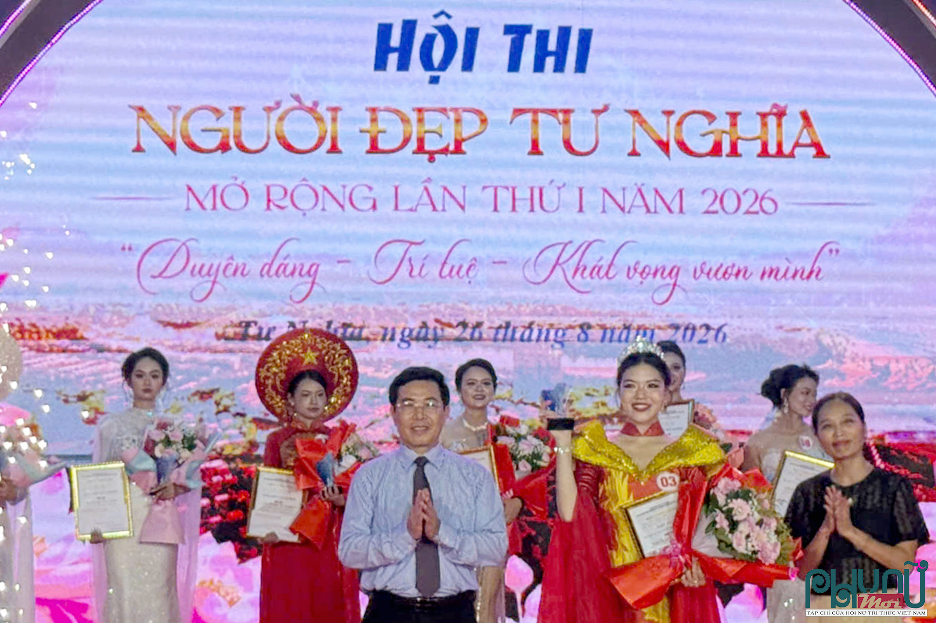 Ông Nguyễn Đăng Vinh, Bí thư Đảng ủy xã Tư Nghĩa trao giải Nhất cho thí sinh Lê Tuyết Nhi ở thôn An Bình, xã Tư Nghĩa.