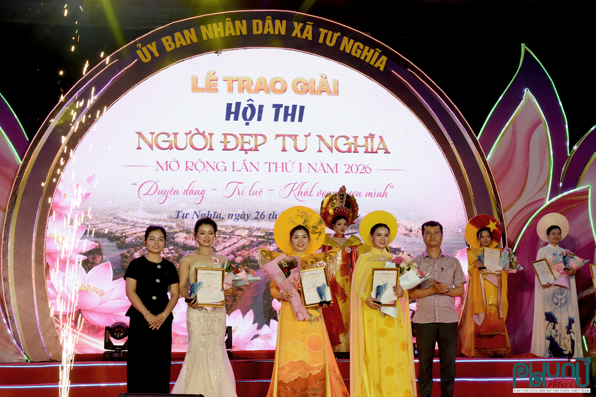 Ông Huỳnh Ngọc Thuận, Phó Chủ tịch HĐND xã Tư Nghĩa trao giải ba cho các thí sinh.