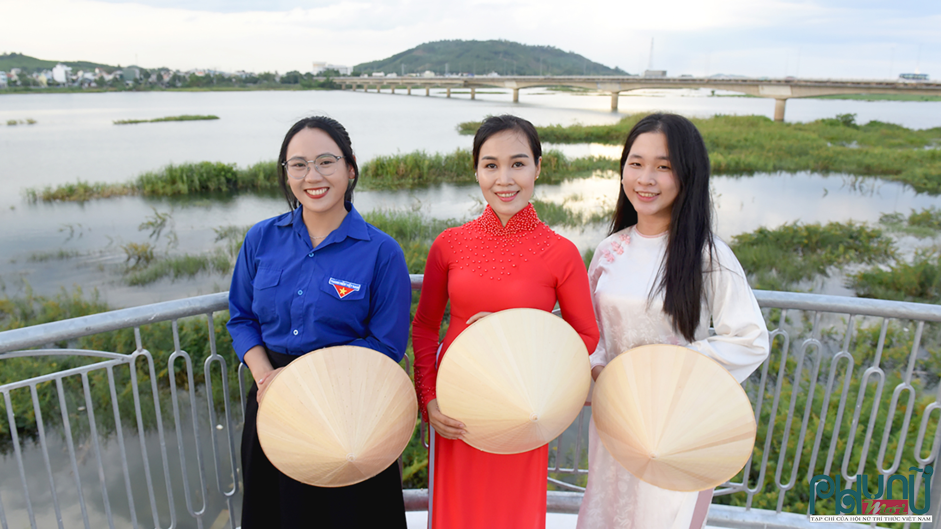 Các bạn trẻ tham quan, check-in ham quan, chụp ảnh tại công trình quả bán cầu, đài vọng cảnh hình mũi thuyền và đài phun nước ở Công viên Ba Tơ, phường Nghĩa Lộ, Quảng Ngãi.