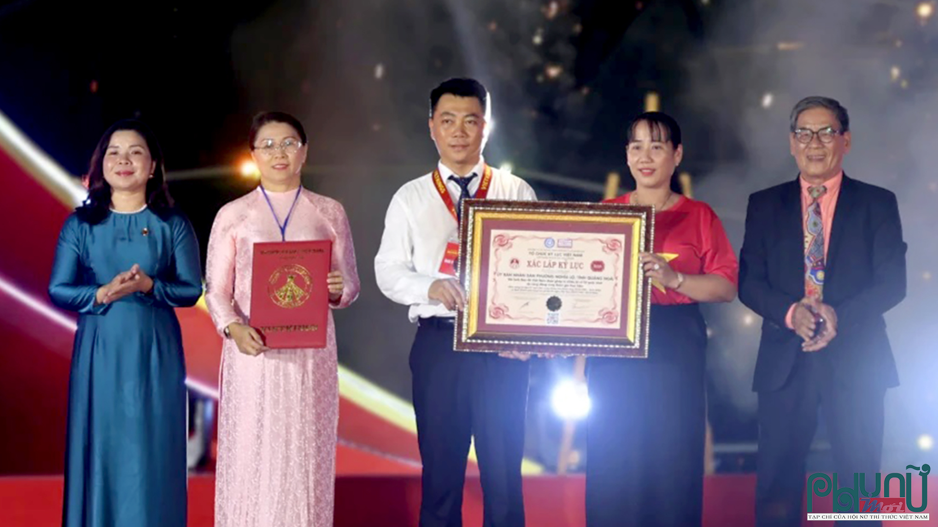 Tổ chức Kỷ lục Việt Nam (VietKings) trao Bằng xác lập Kỷ lục Việt Nam với danh hiệu “Bản đồ Việt Nam được ghép từ nhiều lá cờ Tổ quốc nhất do cộng đồng cùng tham gia thực hiện. 