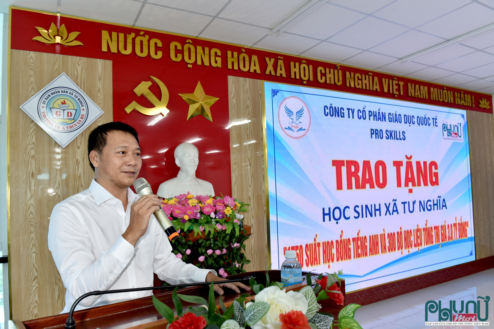 Ông Đỗ Ngọc Tây, Chủ tịch UBND xã Tư Nghĩa phát biểu tại buổi lễ trao quà. 