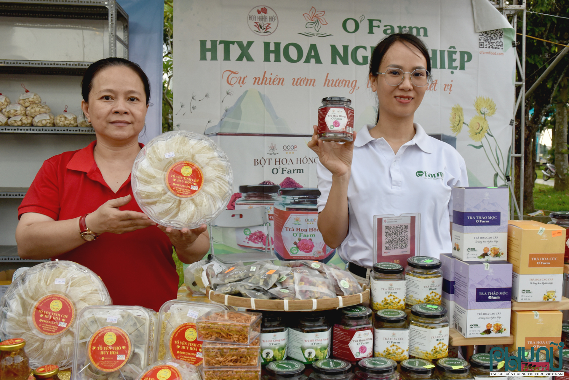 Hợp tác xã hoa Nghĩa Hiệp, xã Vệ Giang, tỉnh Quảng Ngãi giới thiệu sản phẩm OCCOP ở Công viên Ba Tơ, phường Nghĩa Lộ. 