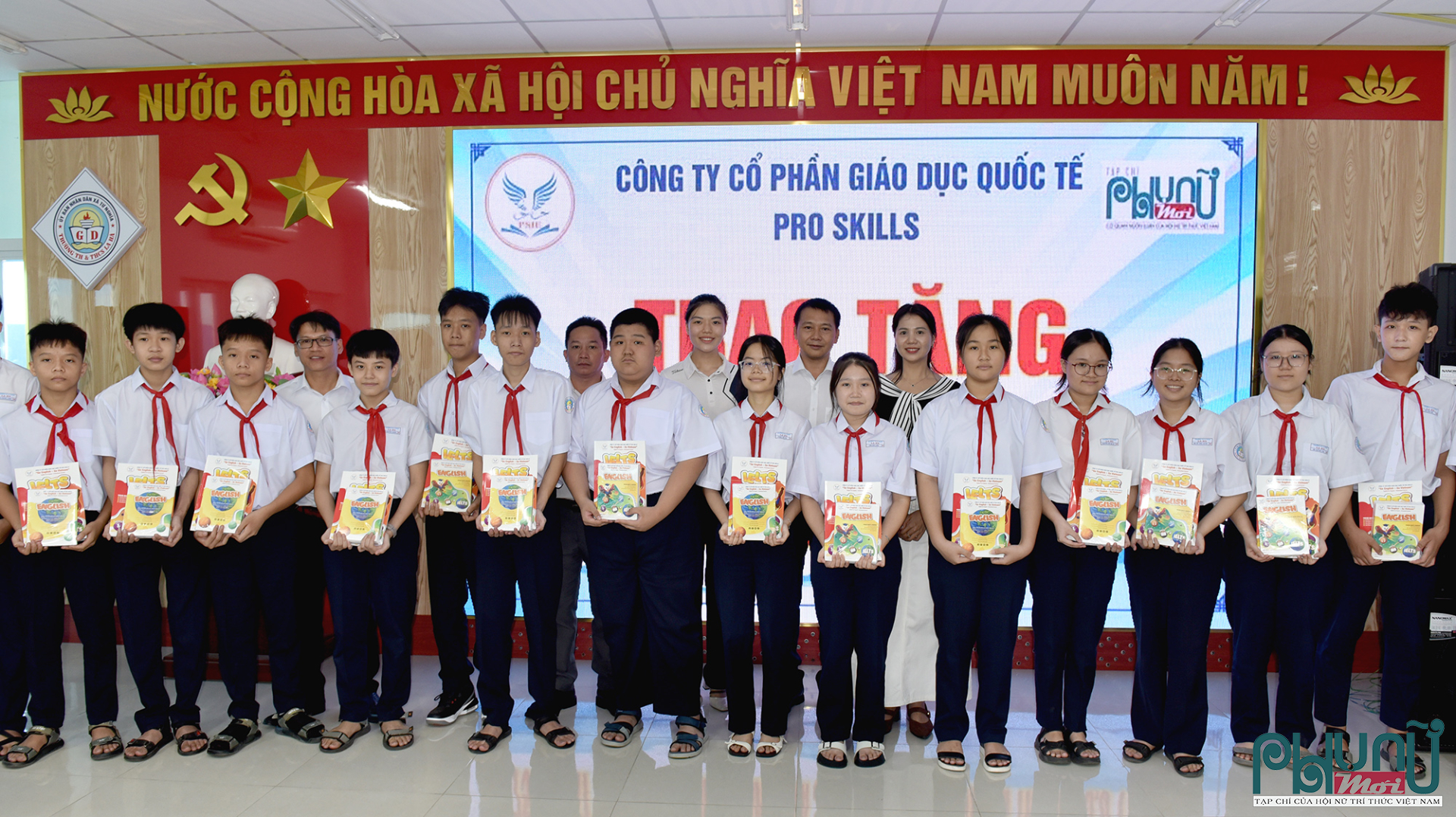 Công ty Giáo dục quốc tế Pro Skills còn trao tặng hàng trăm bộ tài liệu cùng gần 1.000 cuốn vở cho học sinh trường Tiểu học và THCS La Hà trước thềm năm học mới.