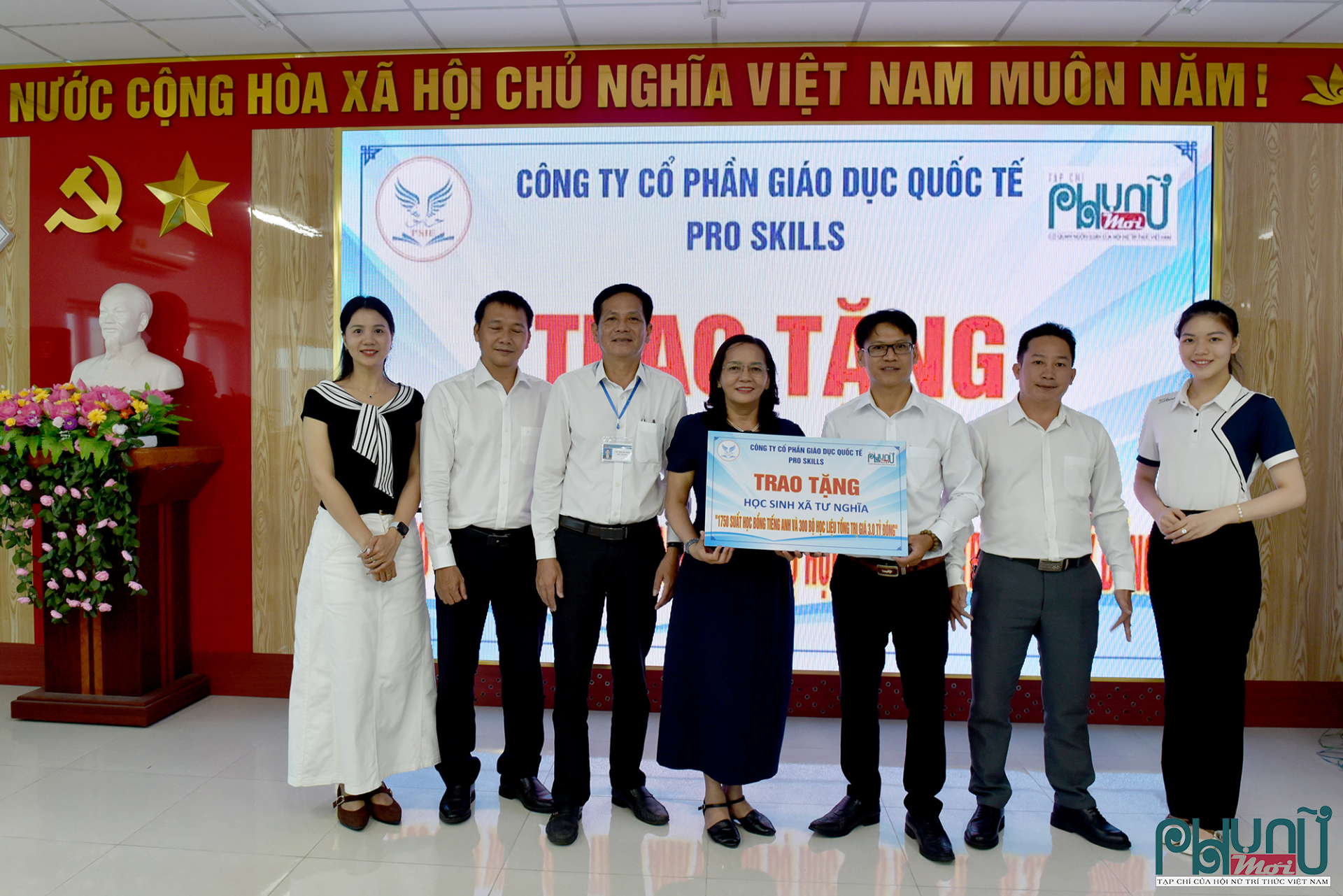  Công ty Giáo dục quốc tế Pro Skills (Đà Nẵng) trao suất học bổng tiếng Anh cho hàng nghìn học sinh trường Tiểu học và THCS La Hà. 