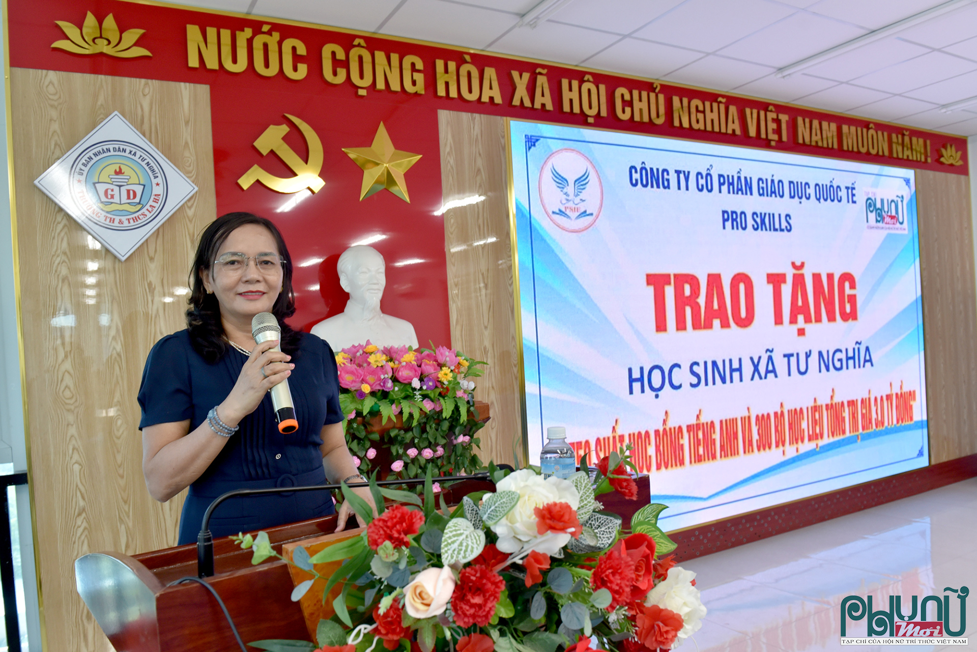 Cô giáo Nguyễn Thị Thủy, Phó Hiệu trưởng trường Tiểu học và THCS La Hà phát biểu tại buỗi lễ trao học bổng. 