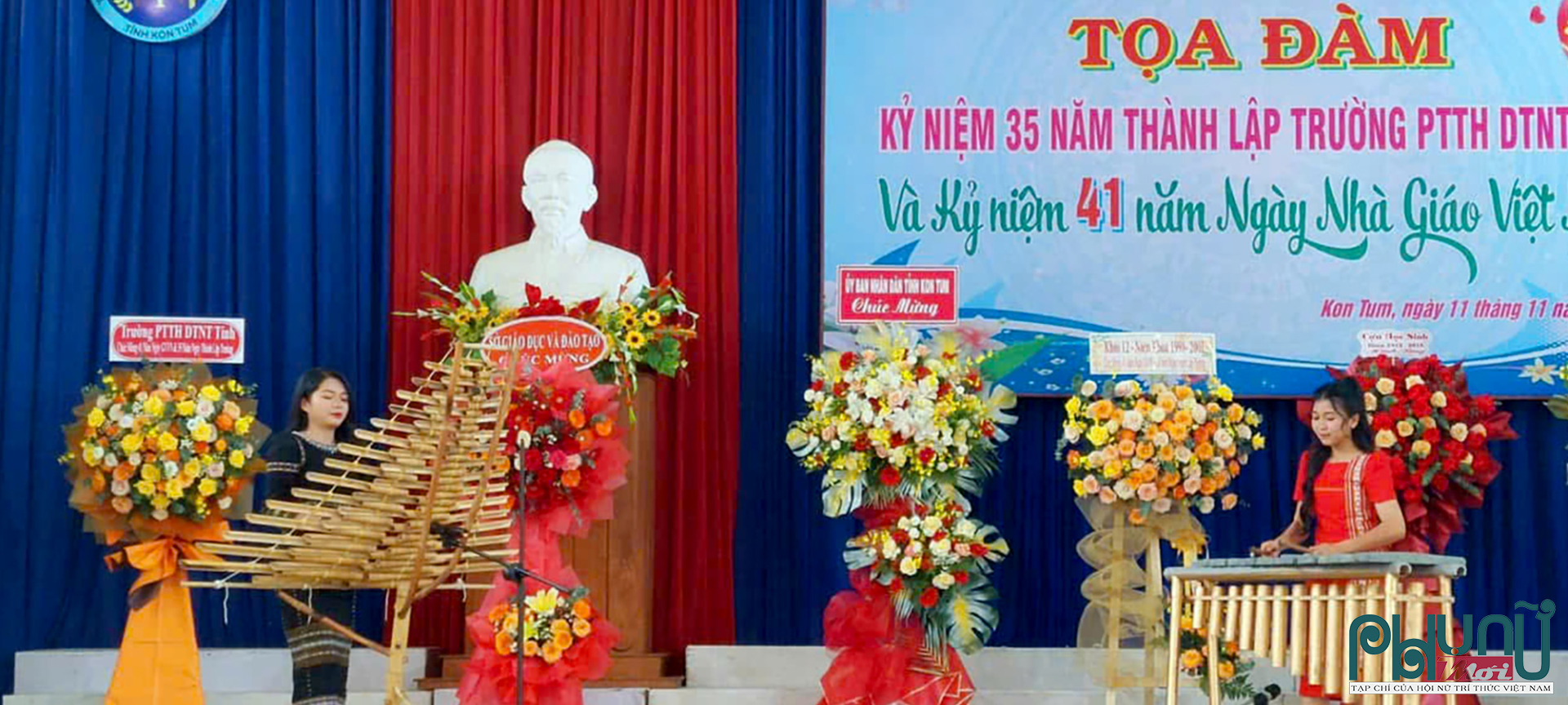 Y Việt Sa đồng diễn đàn T'rưng với nghệ nhân trẻ Y Liên.