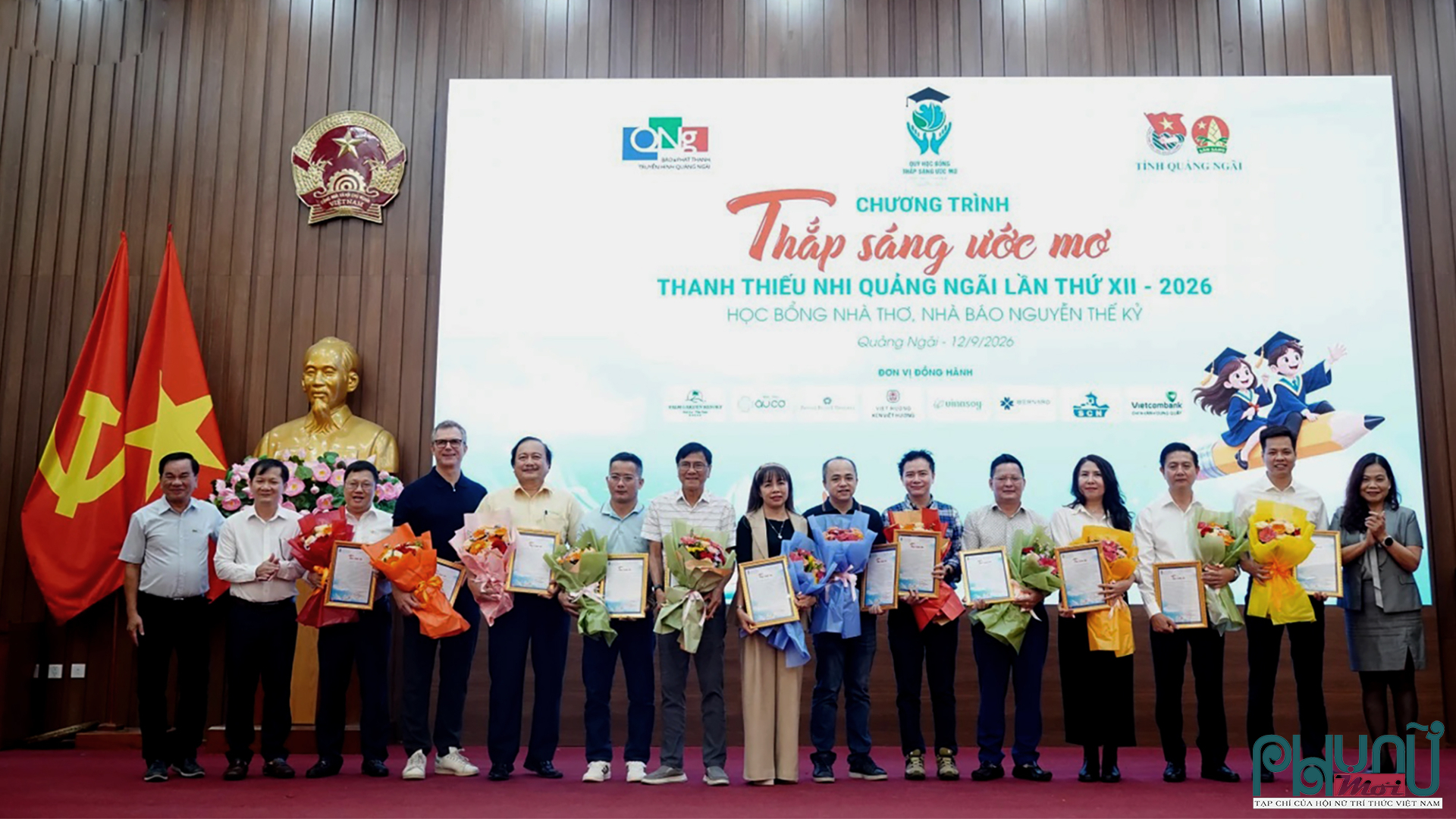 Thành viên Hội đồng Quản lý Quỹ học bổng trao thư và tặng hoa cảm ơn các đơn vị đồng hành.