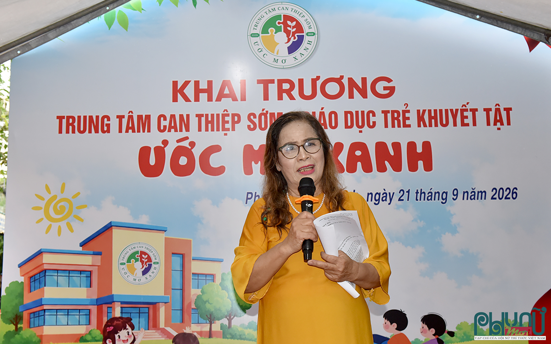 Cô giáo Trần Thị Thu Thủy phát biểu trong ngày khai trương Trung tâm can thiệp sớm và giáo dục trẻ khuyết tật Ước Mơ Xanh.