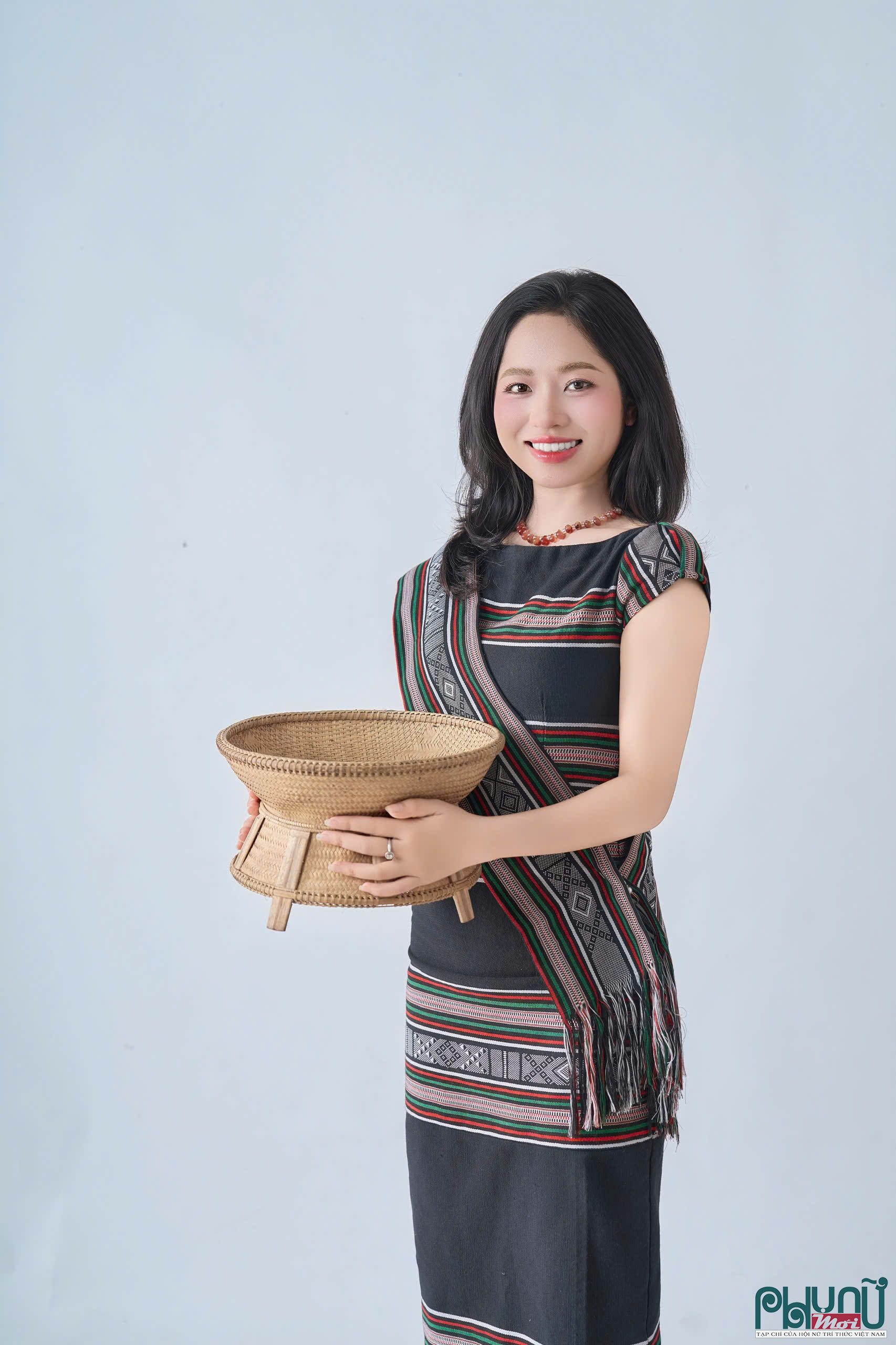 Sơn Uyên tâm huyết với những sản phẩm dệt thổ cẩm, đan lát truyền thống của địa phương.
