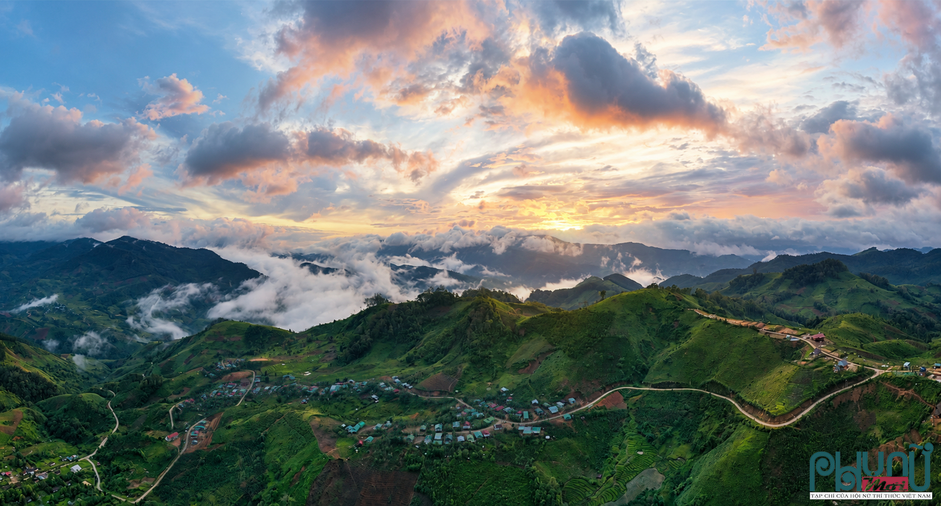 Bình minh trên đỉnh núi Ngọc Linh, xã Măng Ri. 