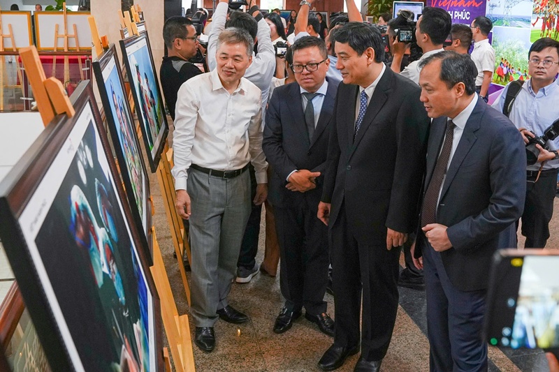 Các đại biểu tham quan triển lãm công nghiệp văn hóa.
