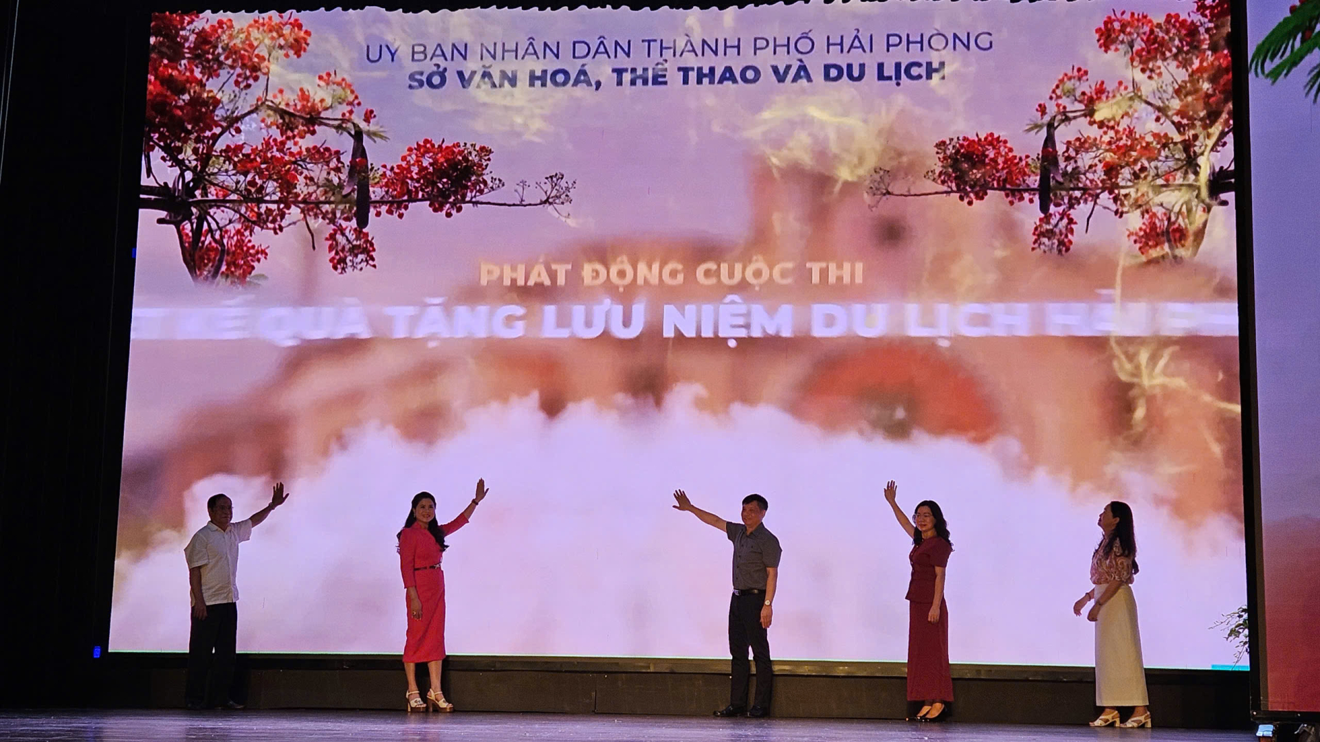 Các đại biểu bấm nút khởi động Cuộc thi