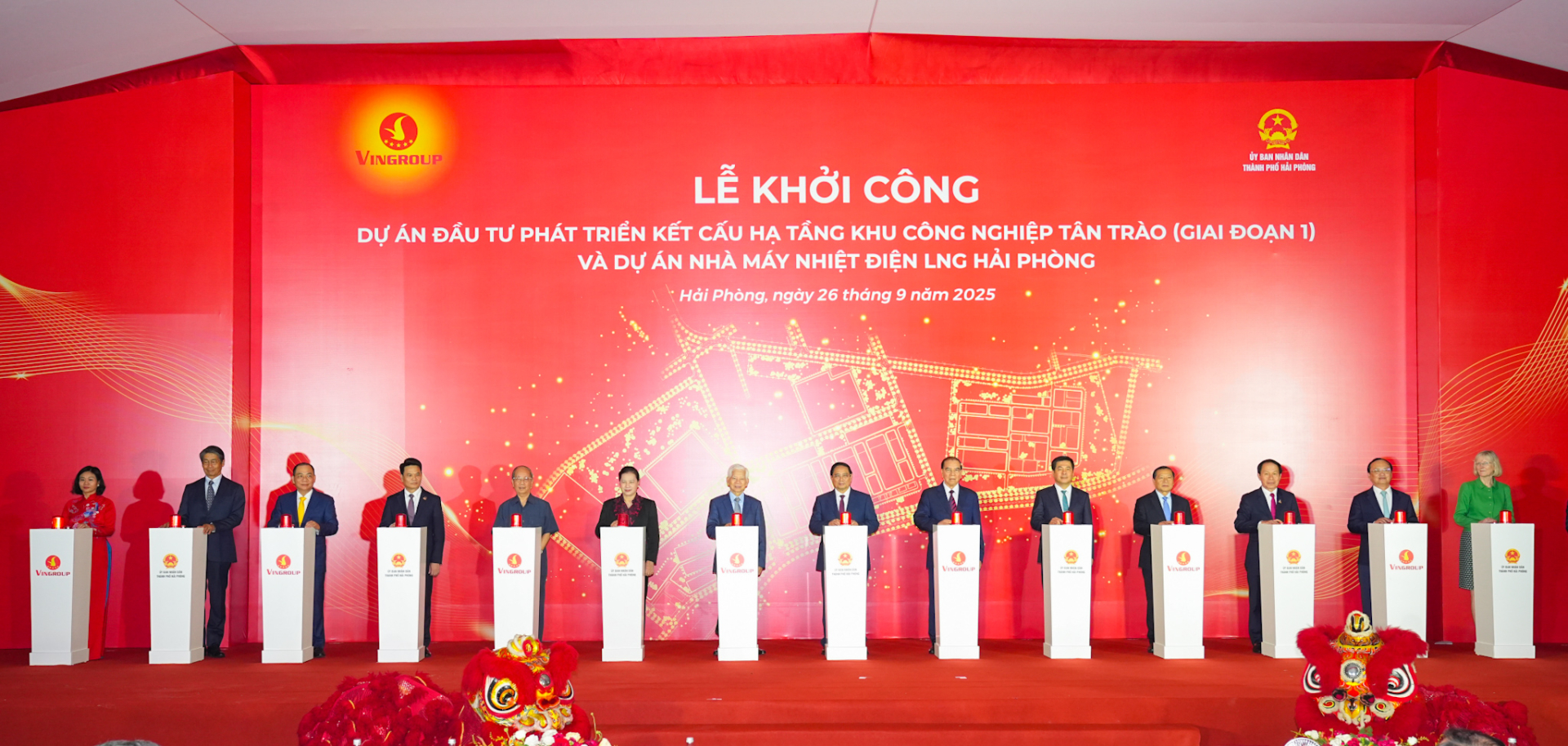 Các đại biểu bấm nút khởi công dự án