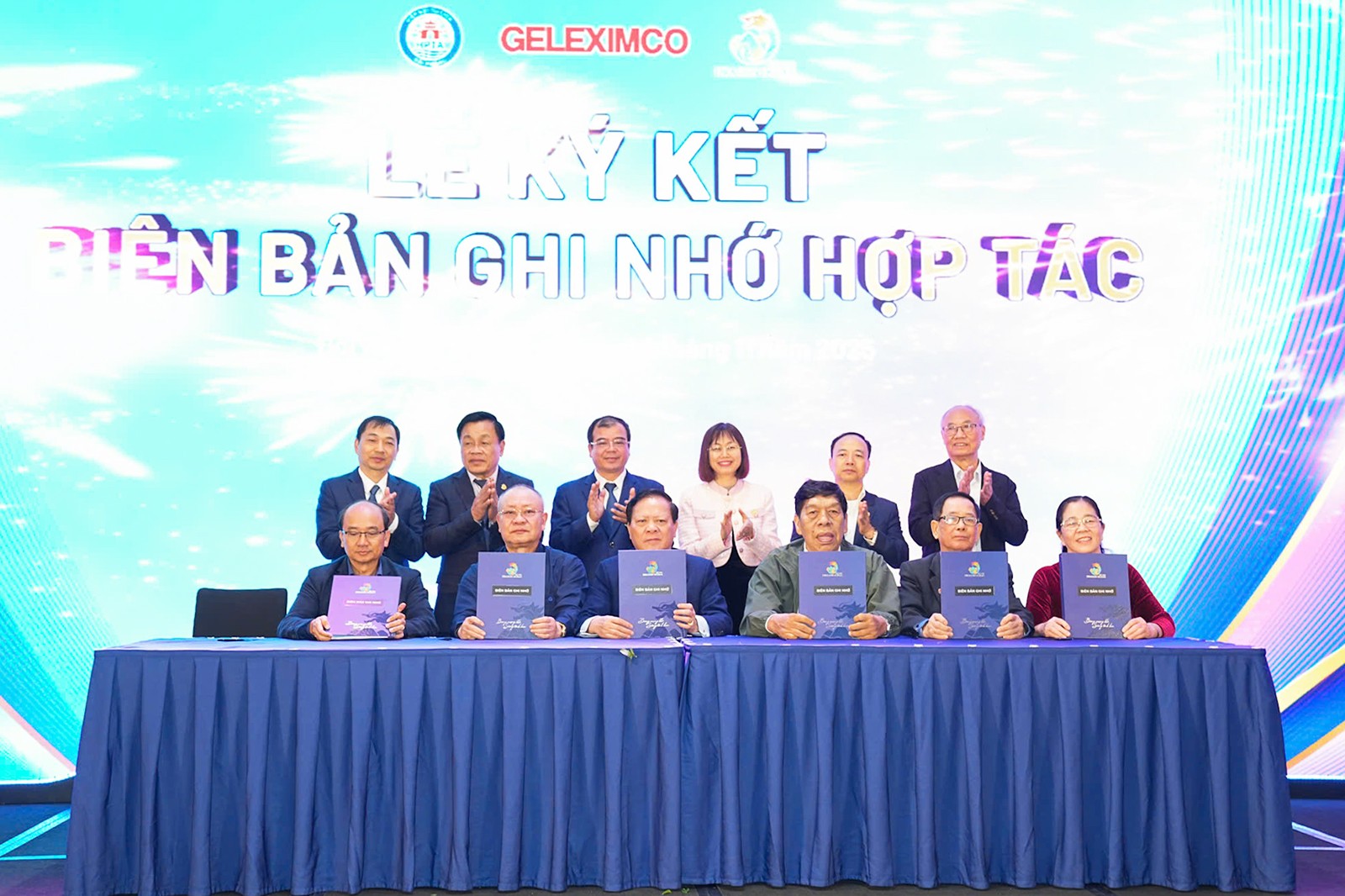 Đại diện lãnh đạo UBND thành phố Hải Phòng cùng các đại biểu chứng kiến lễ ký biên bản ghi nhớ hợp tác giữa Hiệp hội Du lịch 6 tỉnh, thành phố