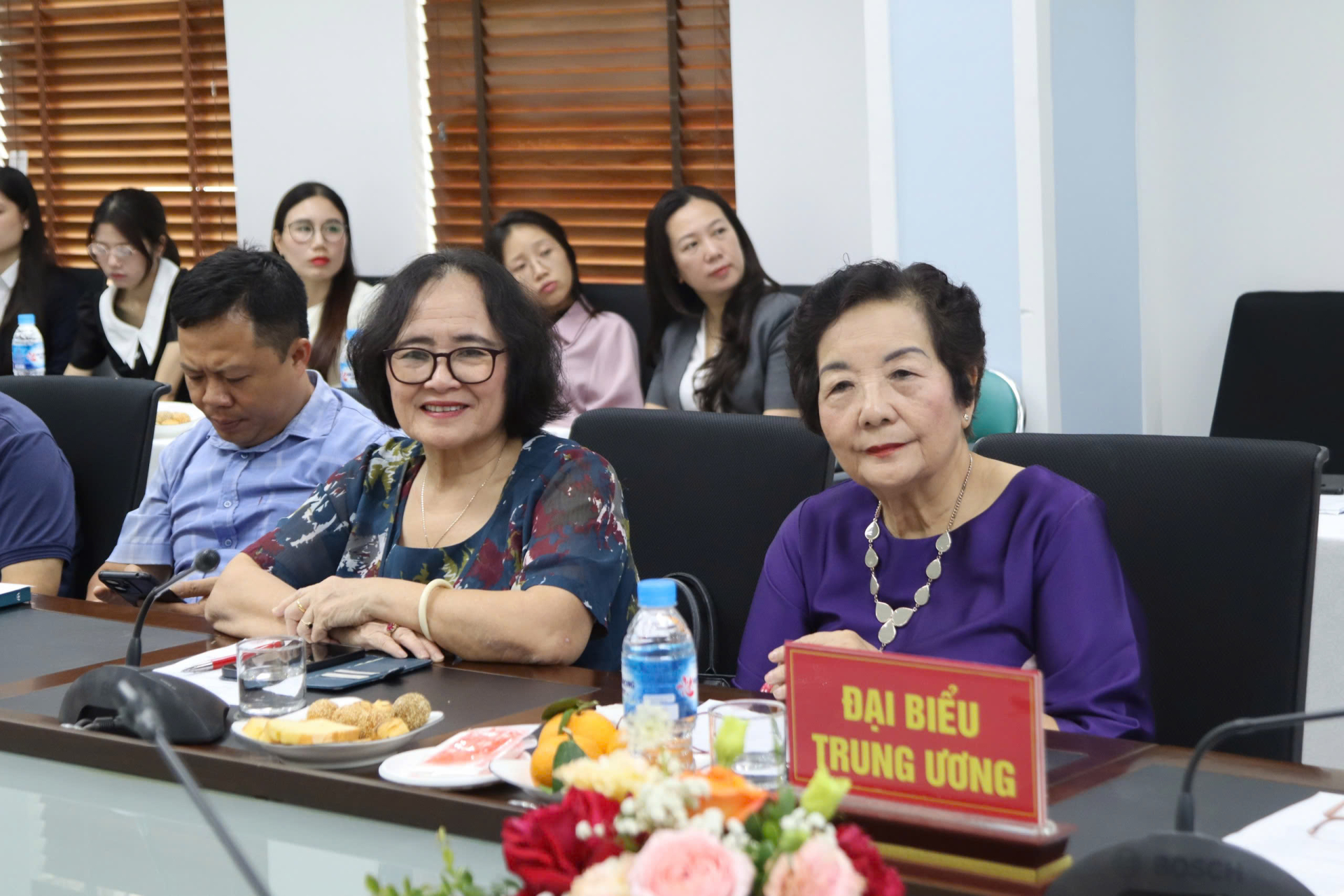 TS Phạm Thị Mỵ, Phó Chủ tịch thườn trực Hội Nữ trí thức Việt Nam và bà Nguyễn Thị Hồi, Phó Chủ tịch Hội Nữ trí thức Việt Nam, phụ trách đối ngoại ( phải) tham dự hội thảo