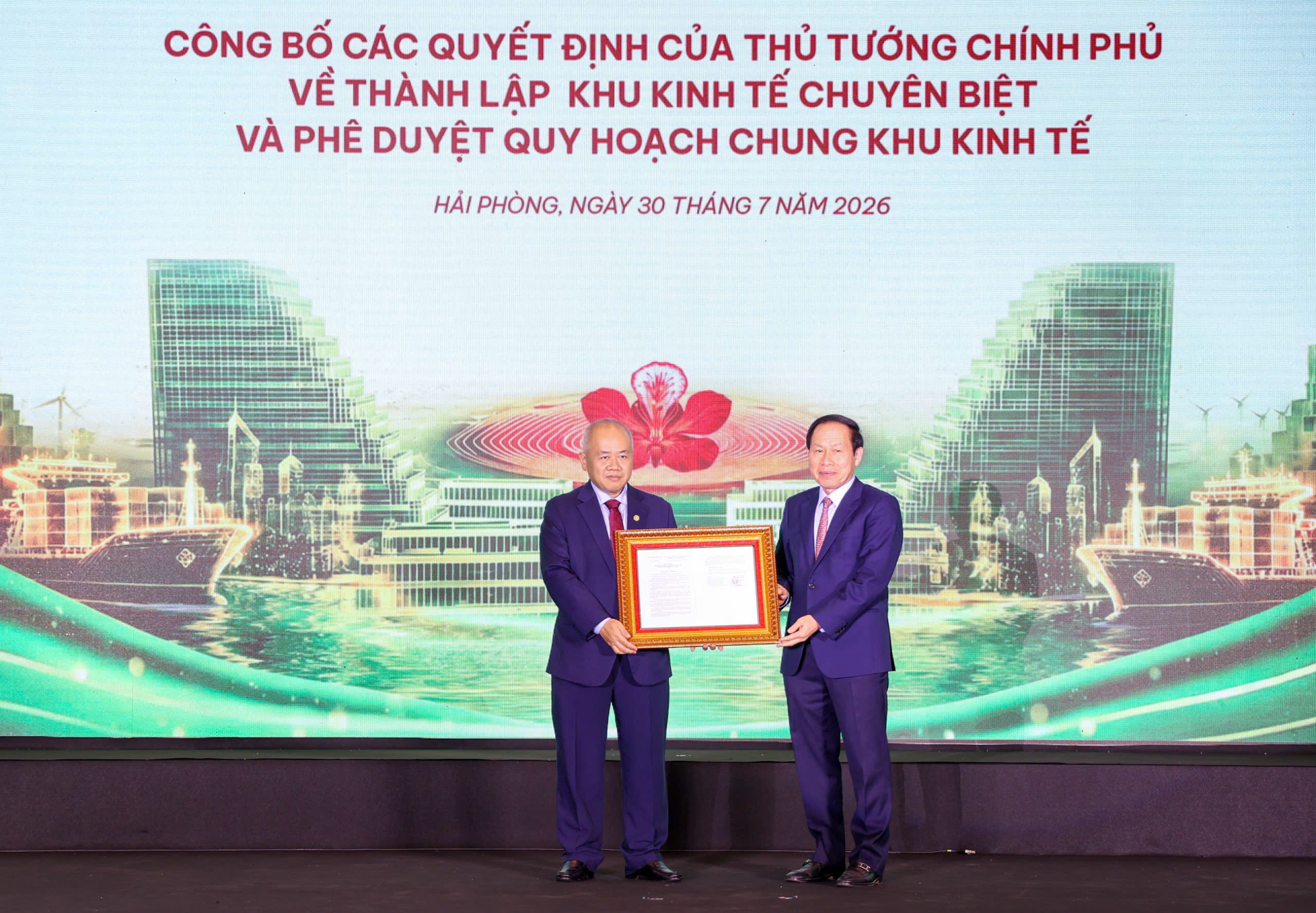 Phó Thủ tướng Lê Tiến Châu trao các Quyết định của Thủ tướng Chính phủ về Khu kinh tế và khởi động Khu Thương mại tự do Hải Phòng cho lãnh đạo TP. Hải Phòng