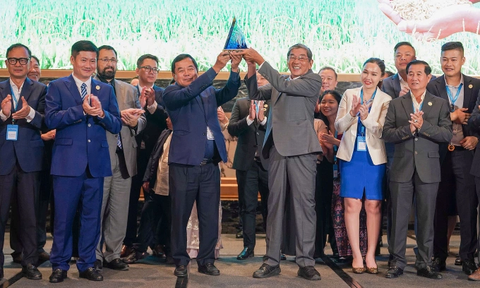   Anh hùng Lao động Hồ Quang Cua – cha đẻ của giống gạo ST25 (hàng trước bên phải) cùng đoàn Việt Nam nhận giải 