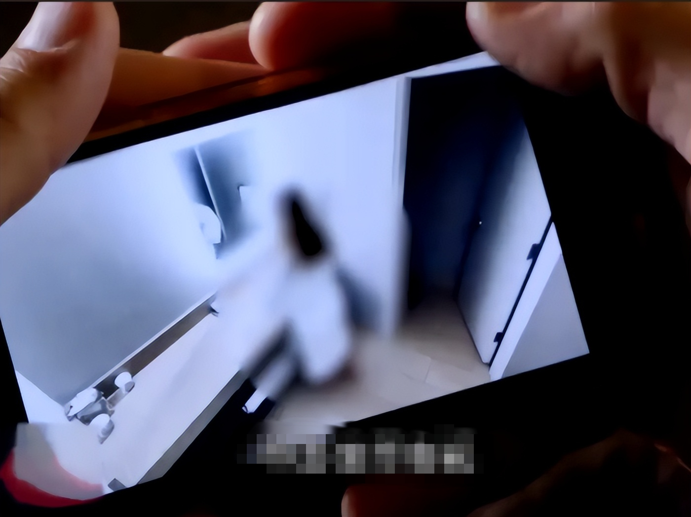 Một thứ nhỏ bằng lỗ kim nhưng có thể gây ra những mối họa không tưởng, ai cũng có thể bị nhắm tới