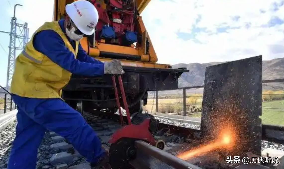 Trung Quốc chi số tiền khủng chôn 15.000 thanh sắt dọc tuyến đường sắt: Hóa ra họ chính là