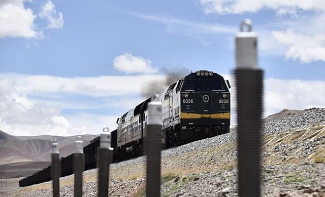 Trung Quốc chi số tiền khủng chôn 15.000 thanh sắt dọc tuyến đường sắt: Hóa ra họ chính là