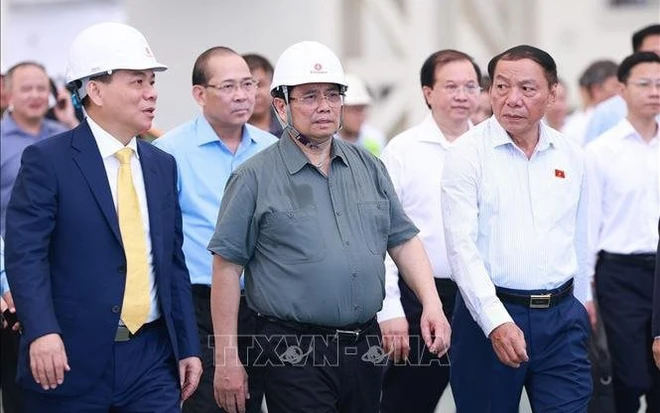   Thủ tướng đến thăm và kiểm tra tiến độ thi công dự án Trung tâm Triển lãm Quốc gia, ngày 19/5/2025. Ảnh: TTXVN  