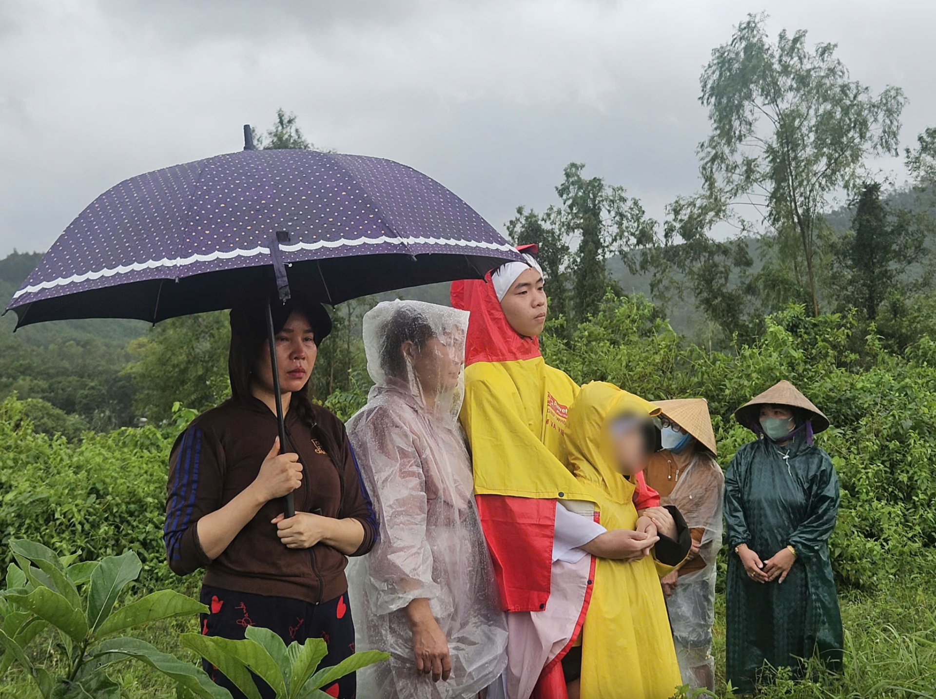 Các con của ông Thôi, bà Thùy bỗng chốc mồ côi cha mẹ. (Ảnh: Người Lao Động)