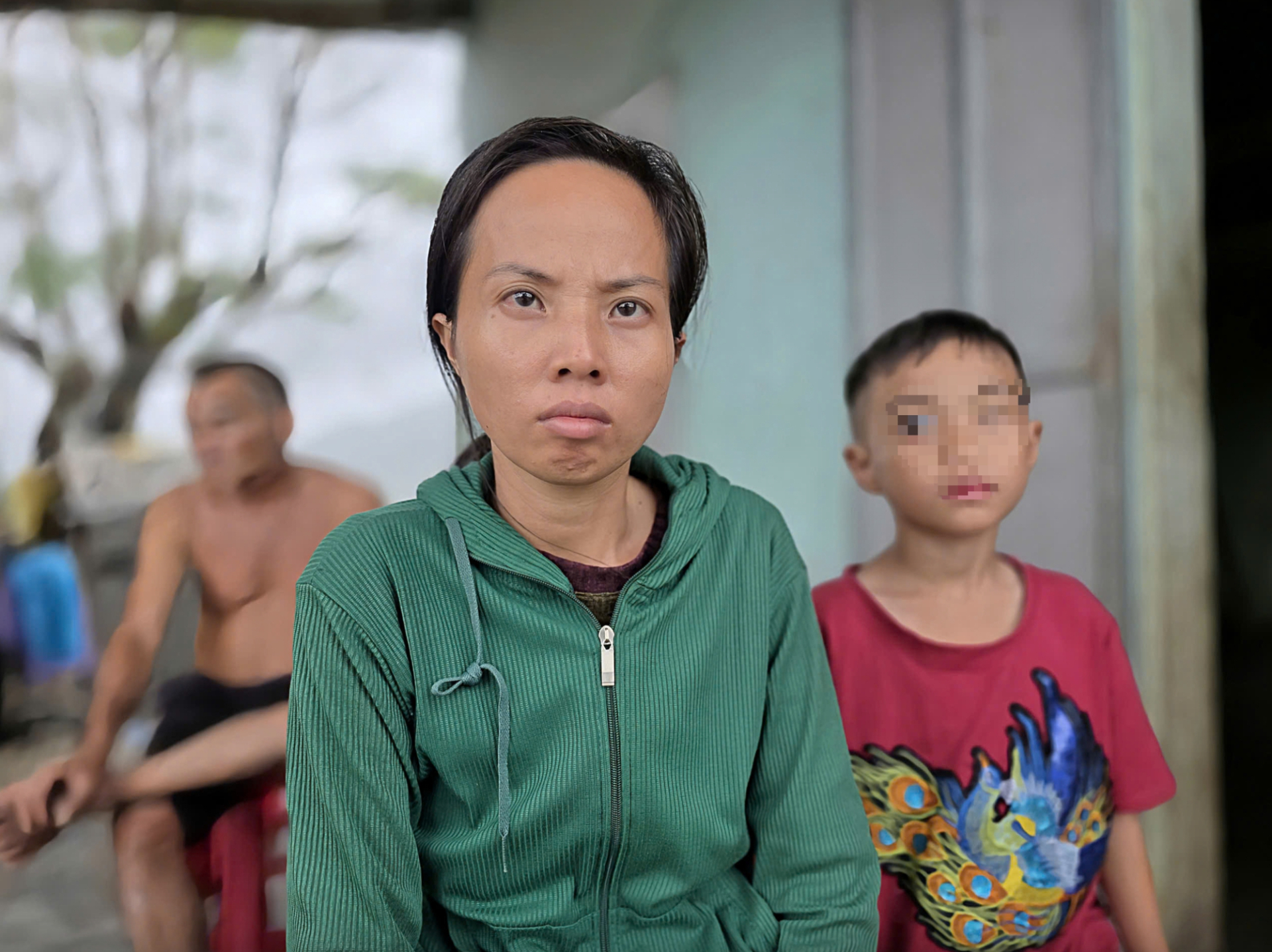 Chị Mai, người phụ nữ tàn tật đã mất đi người chồng - chỗ dựa vững chắc trong trận lũ vừa qua. (Ảnh: Tuổi Trẻ Online)