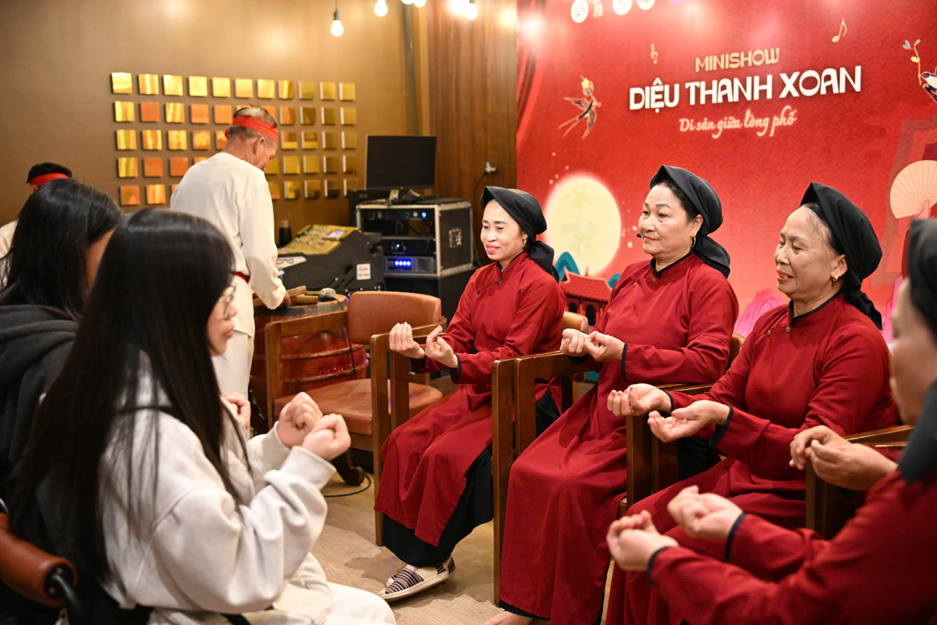 Các nghệ nhân phường Xoan An Thái chia sẻ cùng các bạn trẻ 