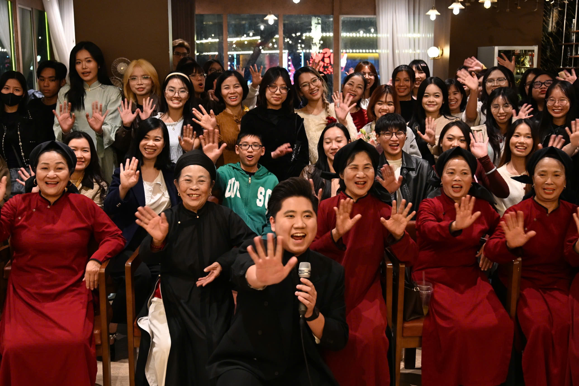 Nhóm các bạn trẻ hào hứng với loại hình nghệ thuật dân gian