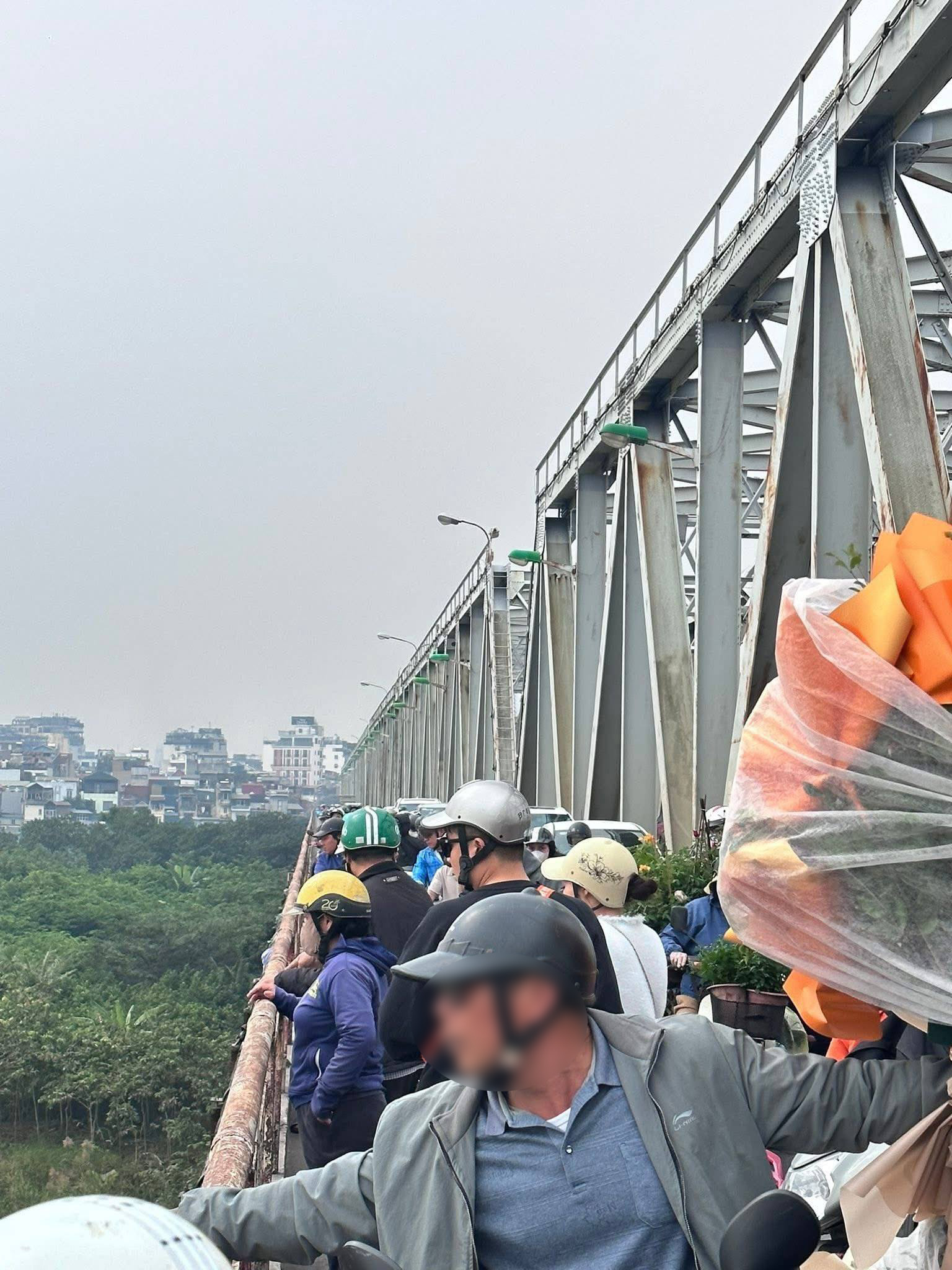 Sự việc xảy ra tại nhịp cầu do UBND phường Hồng Hà quản lý. 