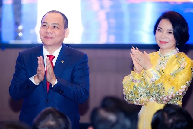 Tỷ phú Phạm Nhật Vượng và phu nhân tại lễ trao giải VinFuture 2024.