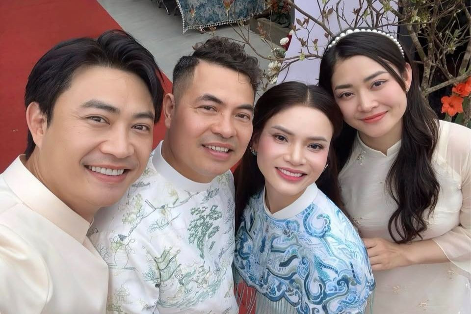 Đầu tháng 3/2025, Phạm Phương Thảo thu hút sự chú ý khi làm lễ ăn hỏi với chồng 3 là một doanh nhân. Theo nữ NSND chia sẻ, chồng cô là người hiền lành, tử tế, cả hai đã gắn bó nhiều năm trước khi tổ chức đám hỏi.