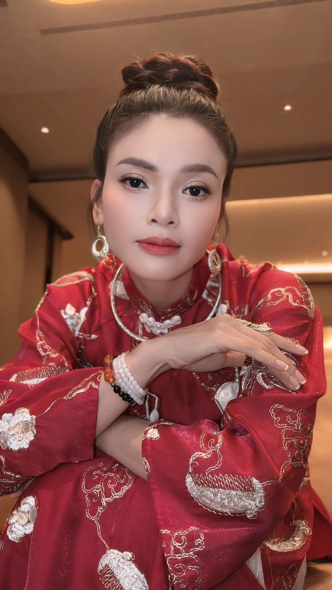 Ca sĩ Phạm Phương Thảo sinh năm 1982 tại Nghệ An trong gia đình không ai theo nghệ thuật. Trong gần 3 thập kỷ gắn bó với âm nhạc, Phạm Phương Thảo được khán giả biết đến nhiều khi đoạt giải 3 cuộc thi Giọng hát hay Hà Nội 1999 và giải Sao Mai mảng Phong cách dân gian cũng đứng thứ 3.