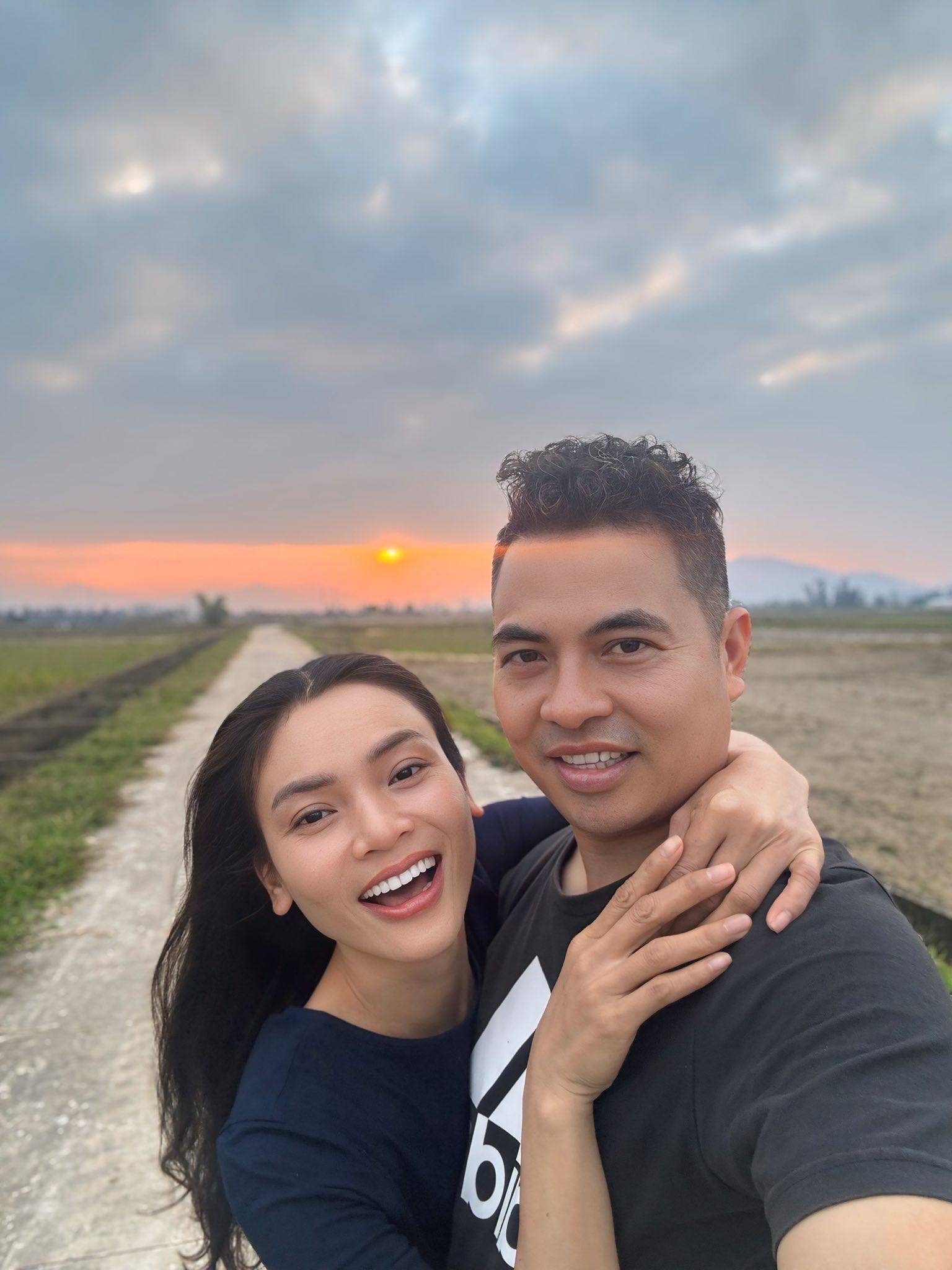 Từ khi lấy chồng mới, Phạm Phương Thảo trở nên vui vẻ, xinh đẹp hơn. Đặc biệt trên Facebook cá nhân cô thường xuyên chia sẻ nhiều clip về cơ ngơi hoành tráng đang được xây dựng trong biệt phủ rộng 8000m2 của mình.