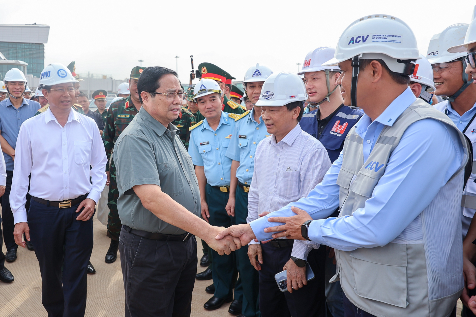 Thủ tướng tới kiểm tra, đôn đốc, động viên các lực lượng tham gia triển khai dự án càng hàng không quốc tế Long Thành. Ảnh: VGP