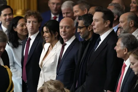 Các tỷ phú Elon Musk, Jeff Bezos và Mark Zuckerberg trong lễ nhậm chức Tổng thống Mỹ ở Đồi Capitol ngày 20/1. Ảnh: Getty Images