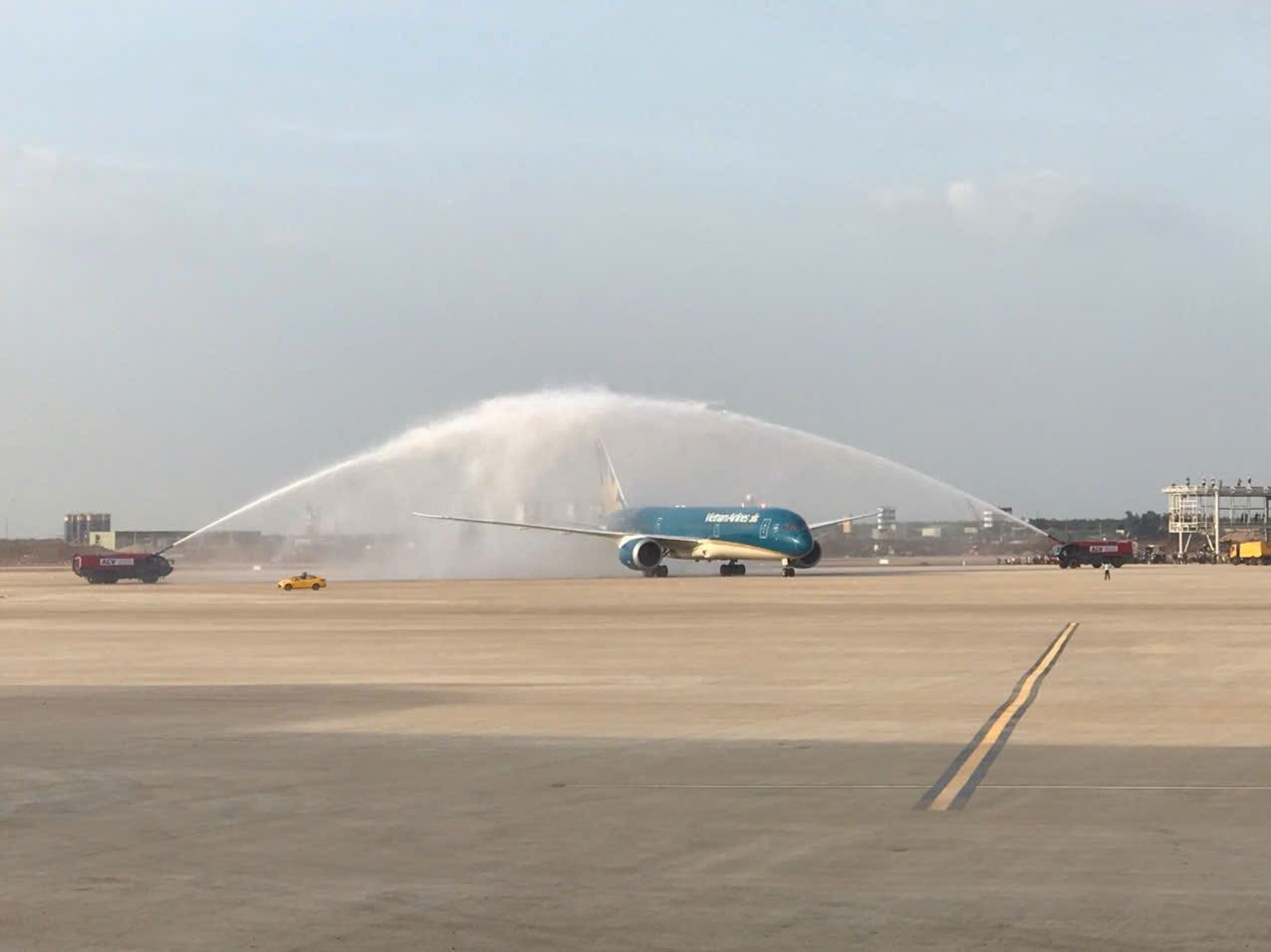 Chuyến bay thử nghiệm đầu tiên hạ cánh xuống đường băng sân bay Long Thành (Đồng Nai).