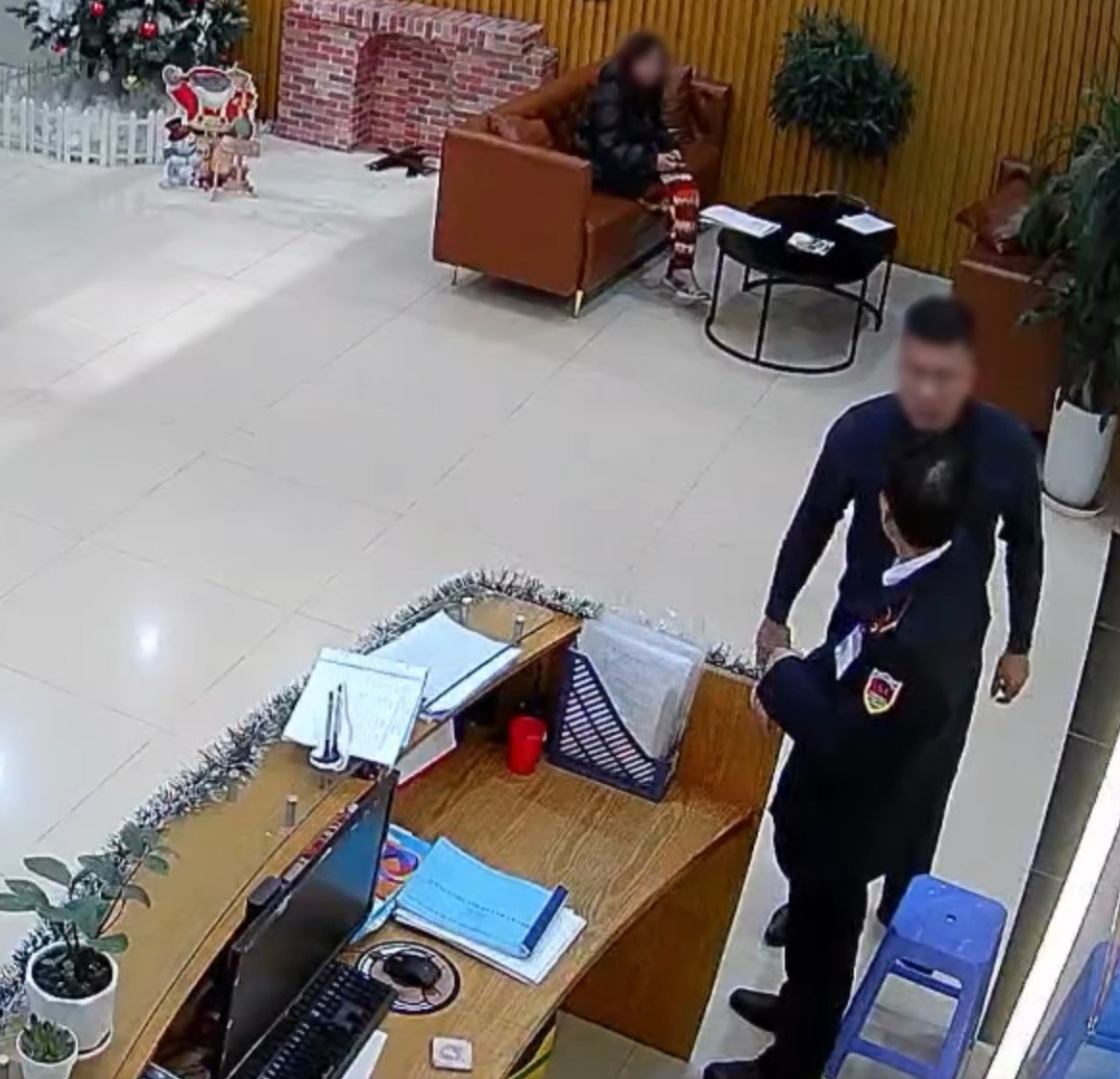 Người đàn ông lớn tiếng xúc phạm bác bảo vệ lớn tuổi, thậm chí bị đẩy ngã xuống đất. (Ảnh: Cắt từ clip)