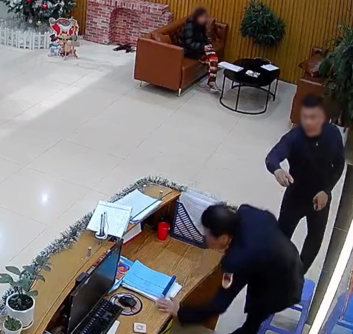 Rất may, ông T. chỉ bị đau nhẹ ở vai và xước ở chân sau cú ngã. (Ảnh: Cắt từ clip)